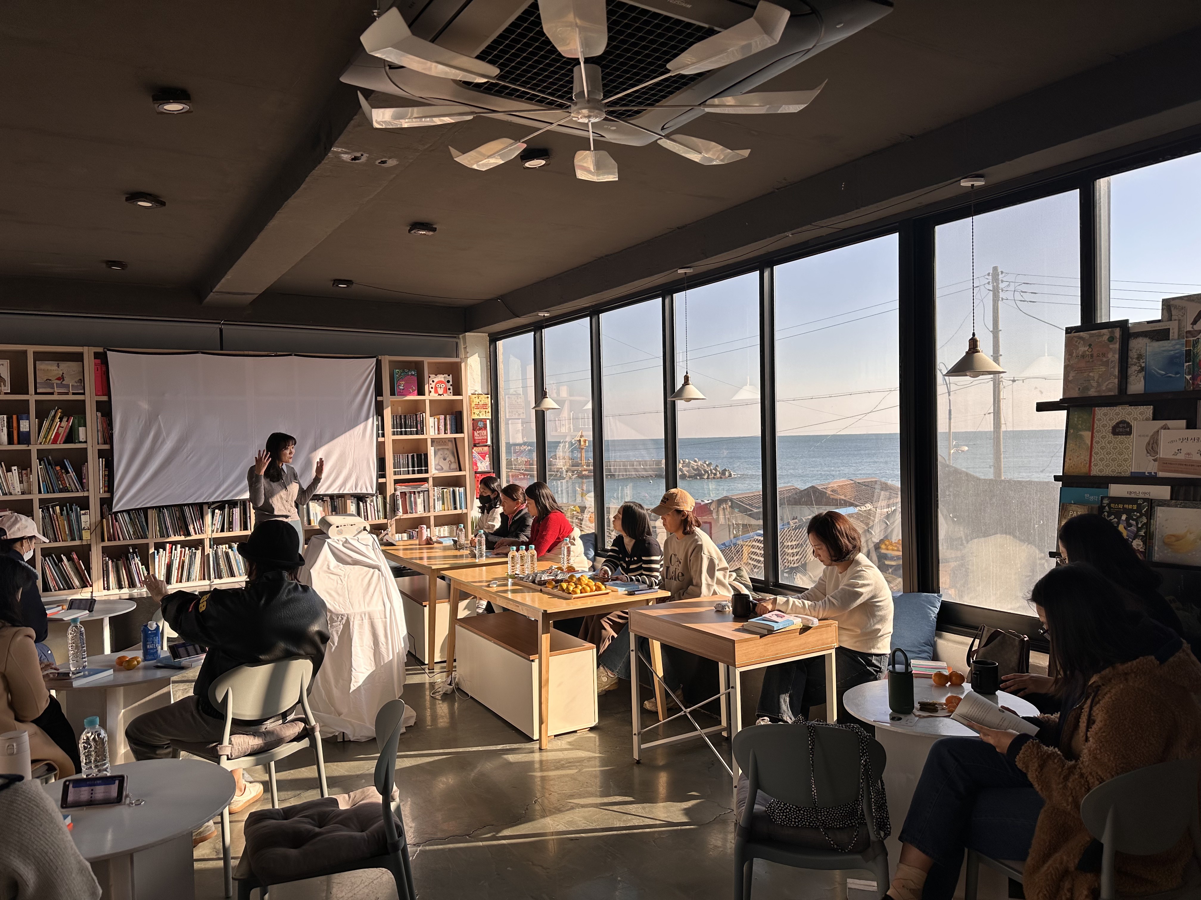 5. 강북지역 학부모들이 19일 북구 카페에서 '인공지능 시대를 살아가는 자녀를 위한 독서법' 특강을 듣고있다.jpg