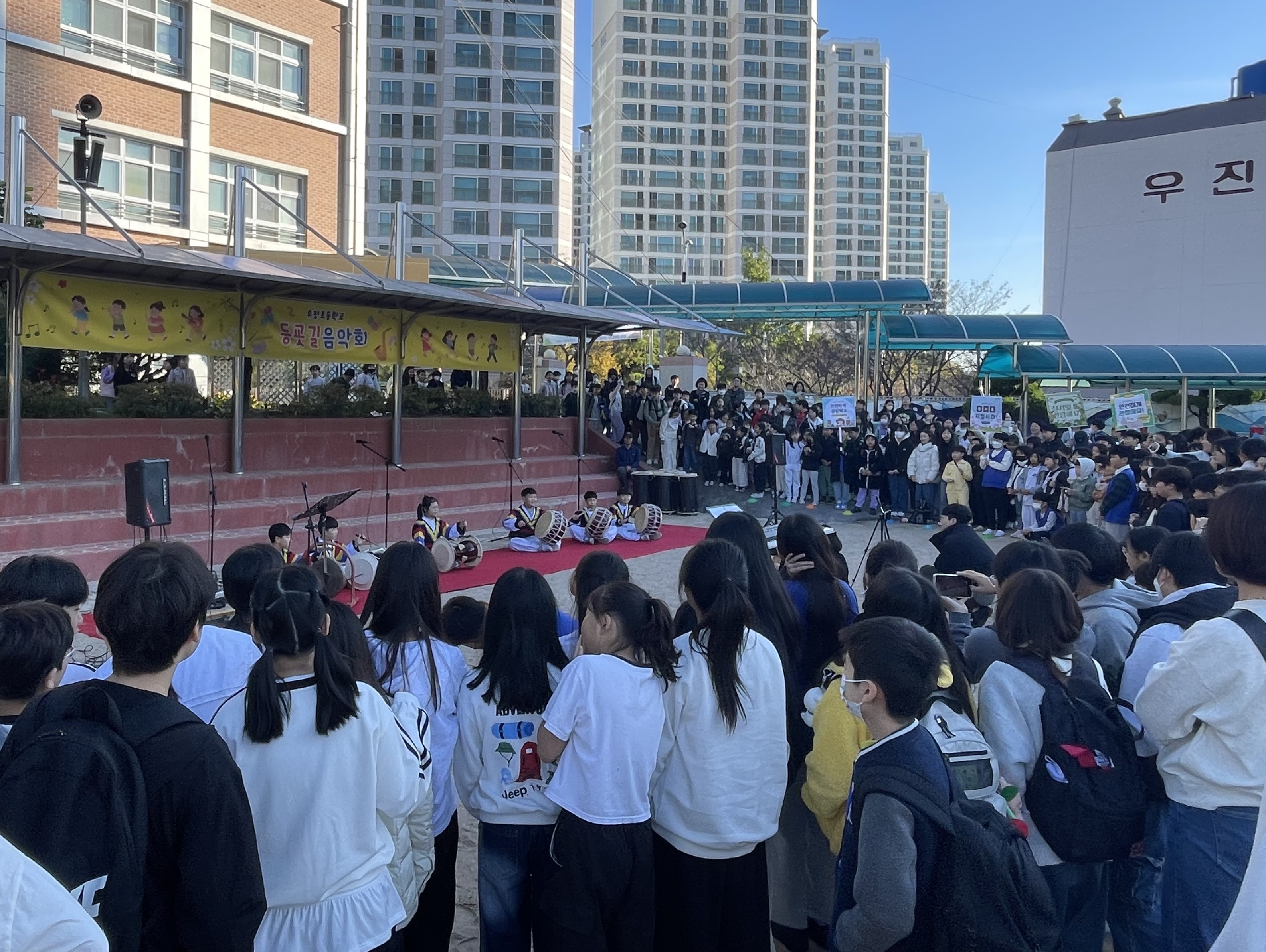 우정초등학교는 30일 운동장에서 '등굣길 음악회'를 열었다 (3).jpg