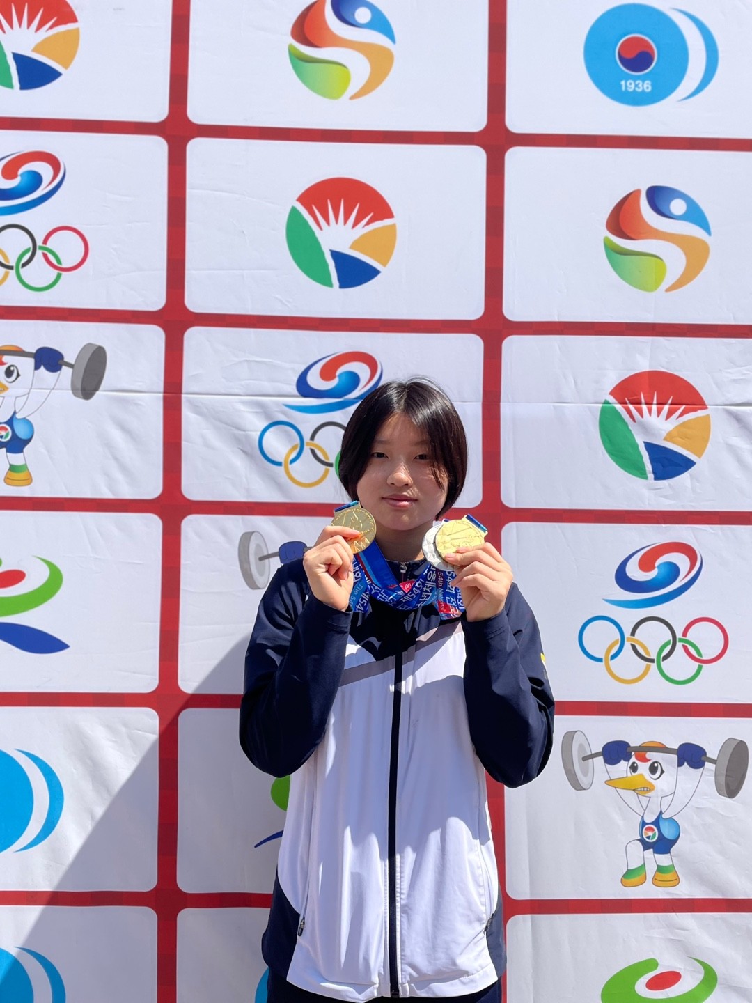 4. 울산스포츠과학중 역도 김근희 선수가 지난 5월 전국소년체전에서 금메달 2개, 은메달 1개을 차지했다 (2).jpg