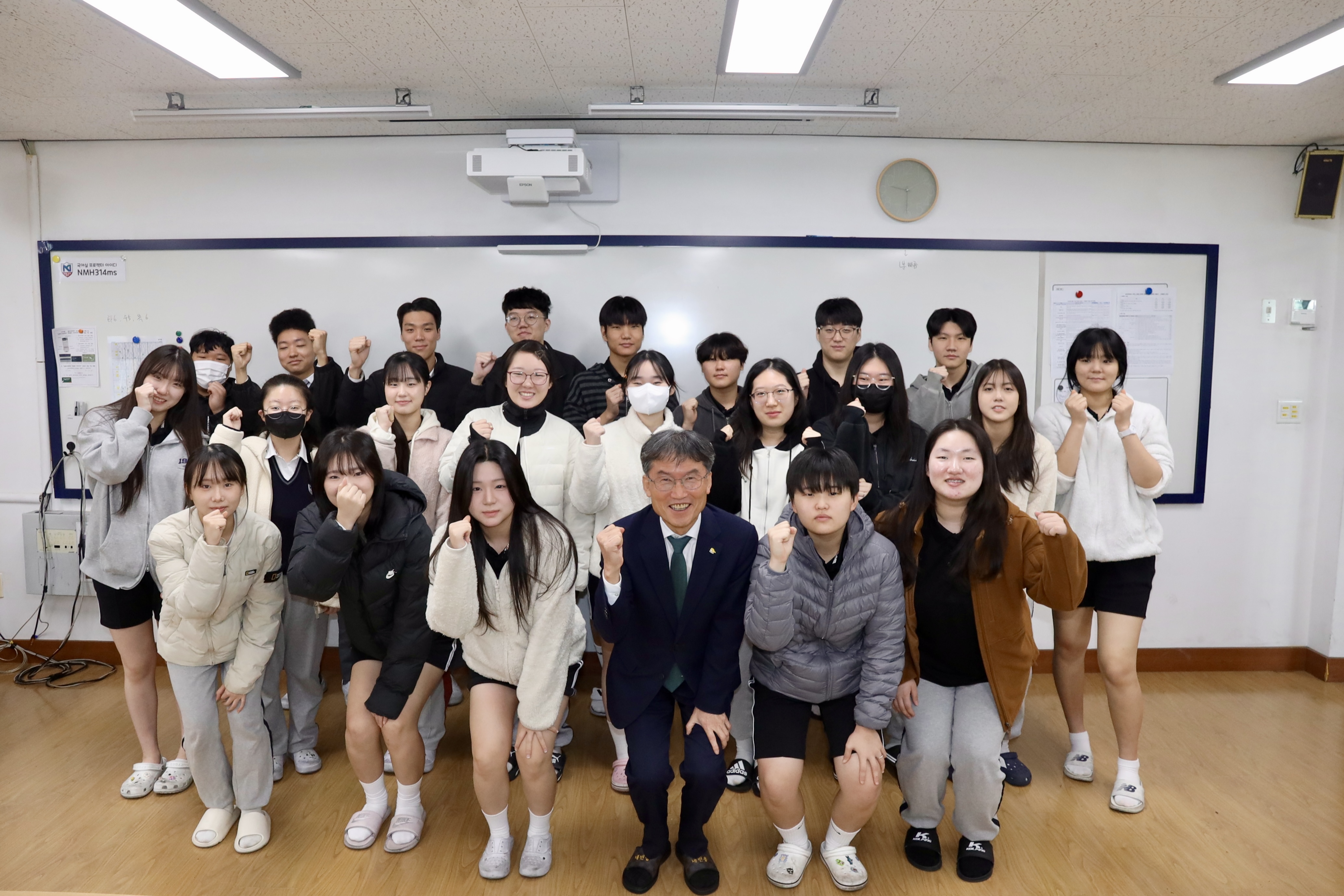 1. 천창수 교육감이 29일 남목고등학교 3학년 교실을 방문해 수험생들을 응원하고 기념촬영을 하고있다.jpg