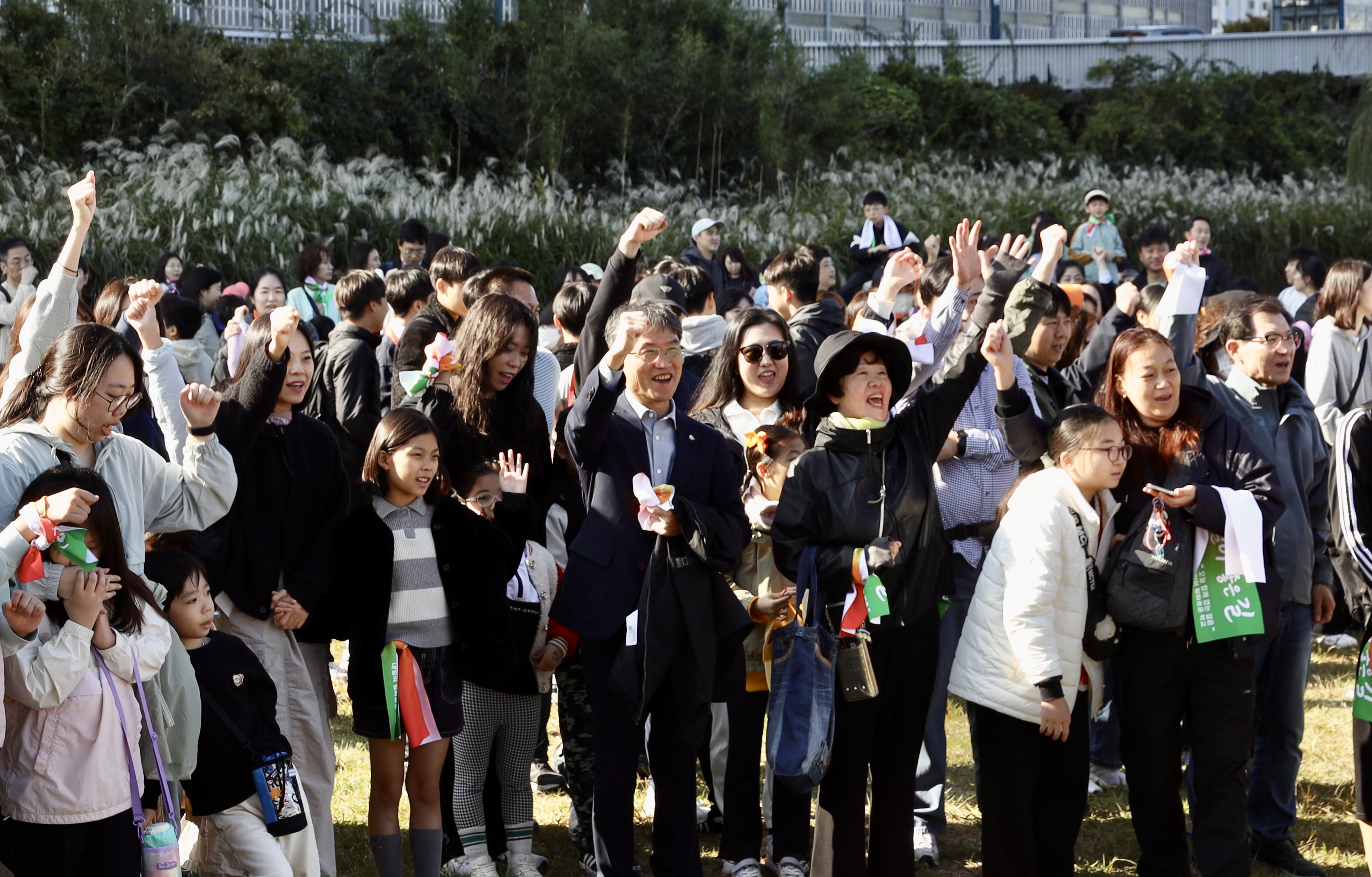 11. 울산교육청은 1일 태화강 그라스 정원에서 '함께 걸어 좋은 길' 행사를 열었다.jpg