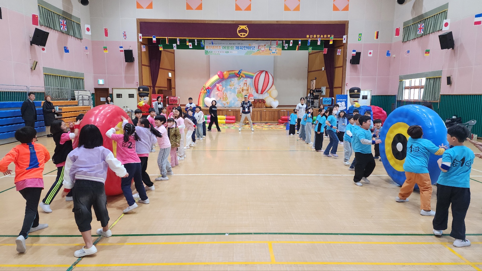 울산중앙초 학생들이 6일 체육관에서 '가을맞이 어울림 한마당' 활동을 하고있다 (1).jpg