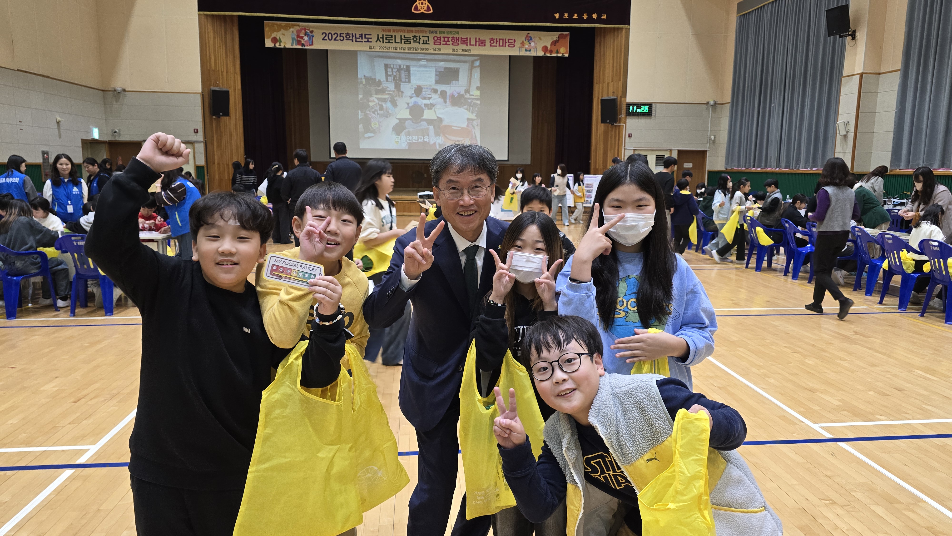 7. 천창수 교육감이 14일 염포초에서 열린 '서로나눔학교 염포행복나눔 한마당' 축제에 참여해 기념사진을 찍고있다 (3).jpeg