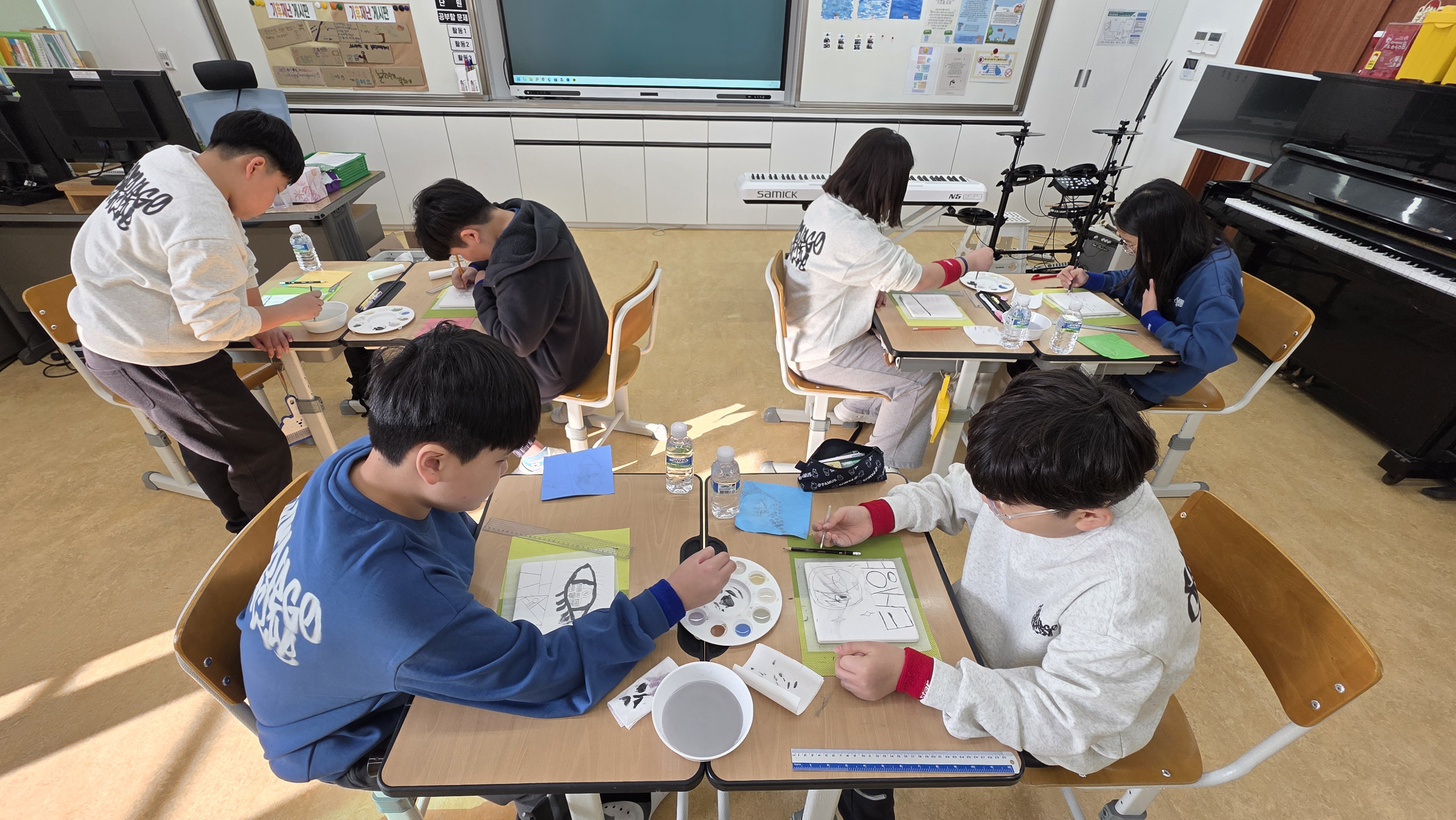 1. 주전초 학생들이 26일 교실에서 도자기타일에 그림을 그리고 있다.jpg