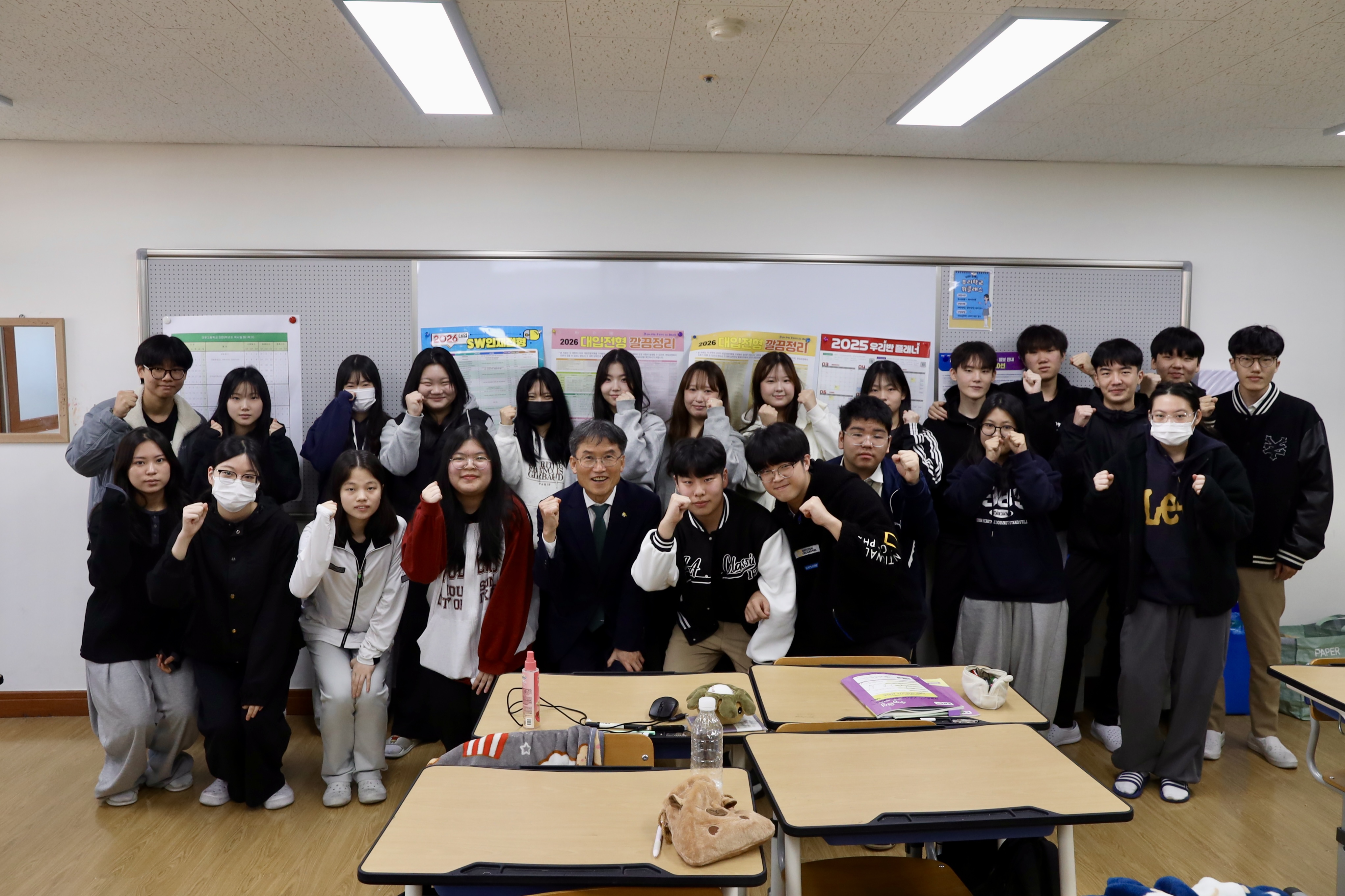 1. 천창수 교육감이 29일 다운고등학교 3학년 교실을 방문해 수험생들을 응원하고 기념촬영을 하고있다.jpg