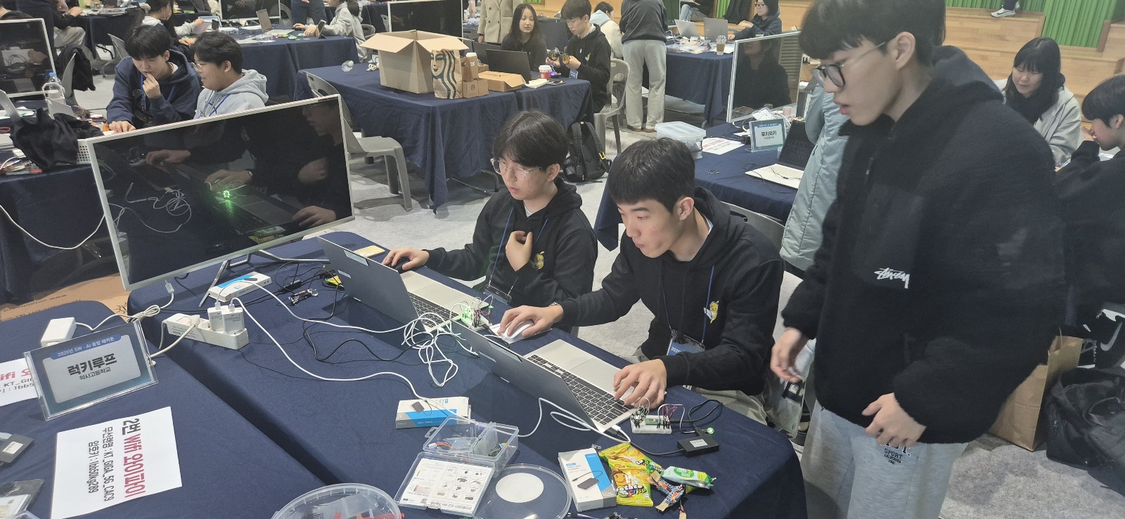 12. 울산학생교육문화회관에서 1일 열린 '소프트웨어, 인공지능 융함 끝장 개발 대회'에 참가한 학생들이 탐구를 진행하고 있다 (2).jpg