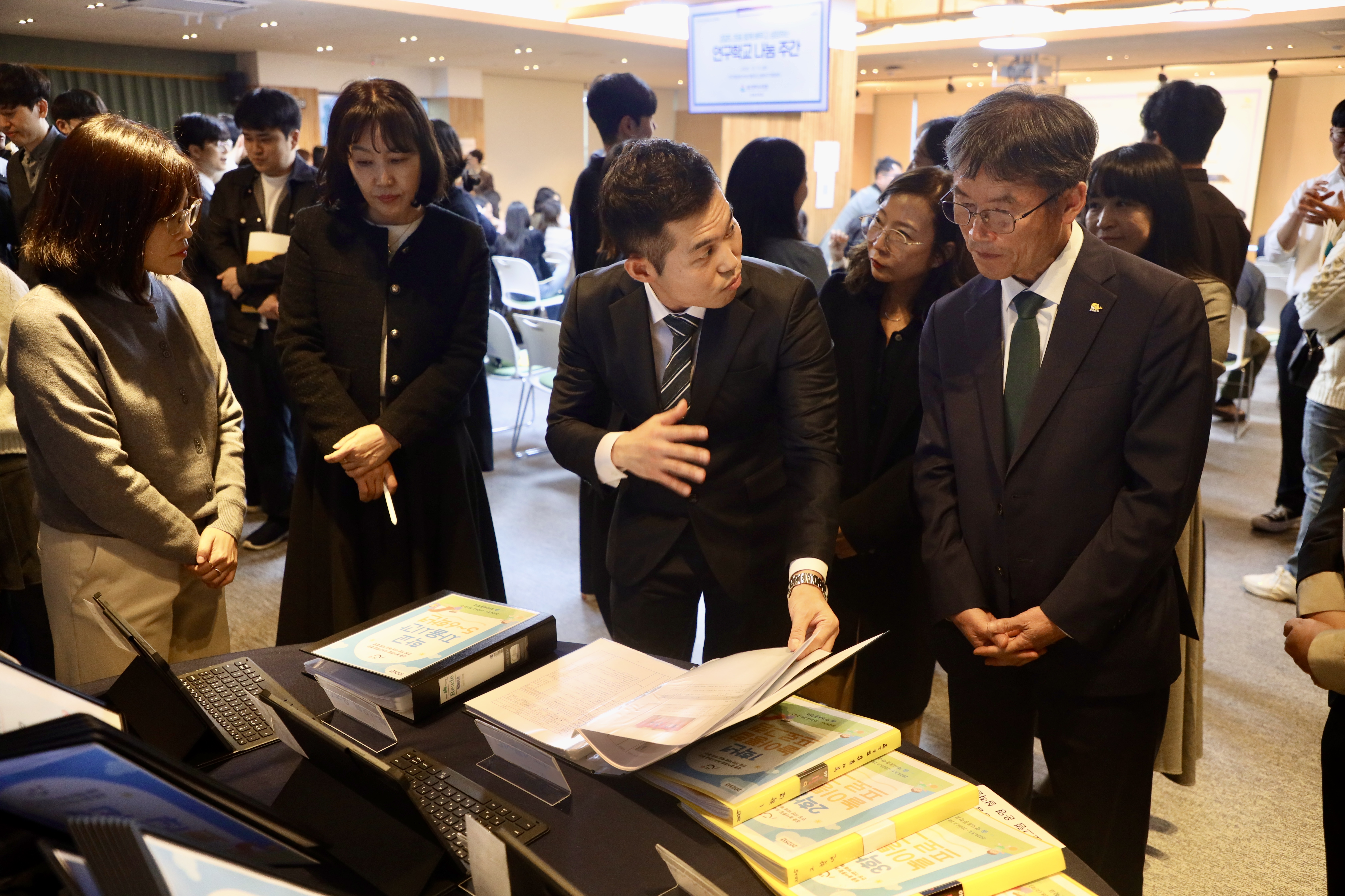 2. 천창수 교육감이 11일 울산교육연구정보원 박상진홀에서 연구학교 일반화 자료를 관람하고 있다.jpg