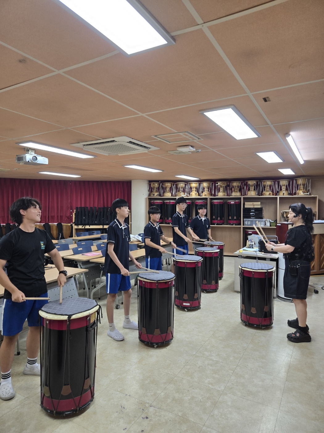 진장중 학생들이 예술 프로그램으로 난타를 배우고 있다.jpg