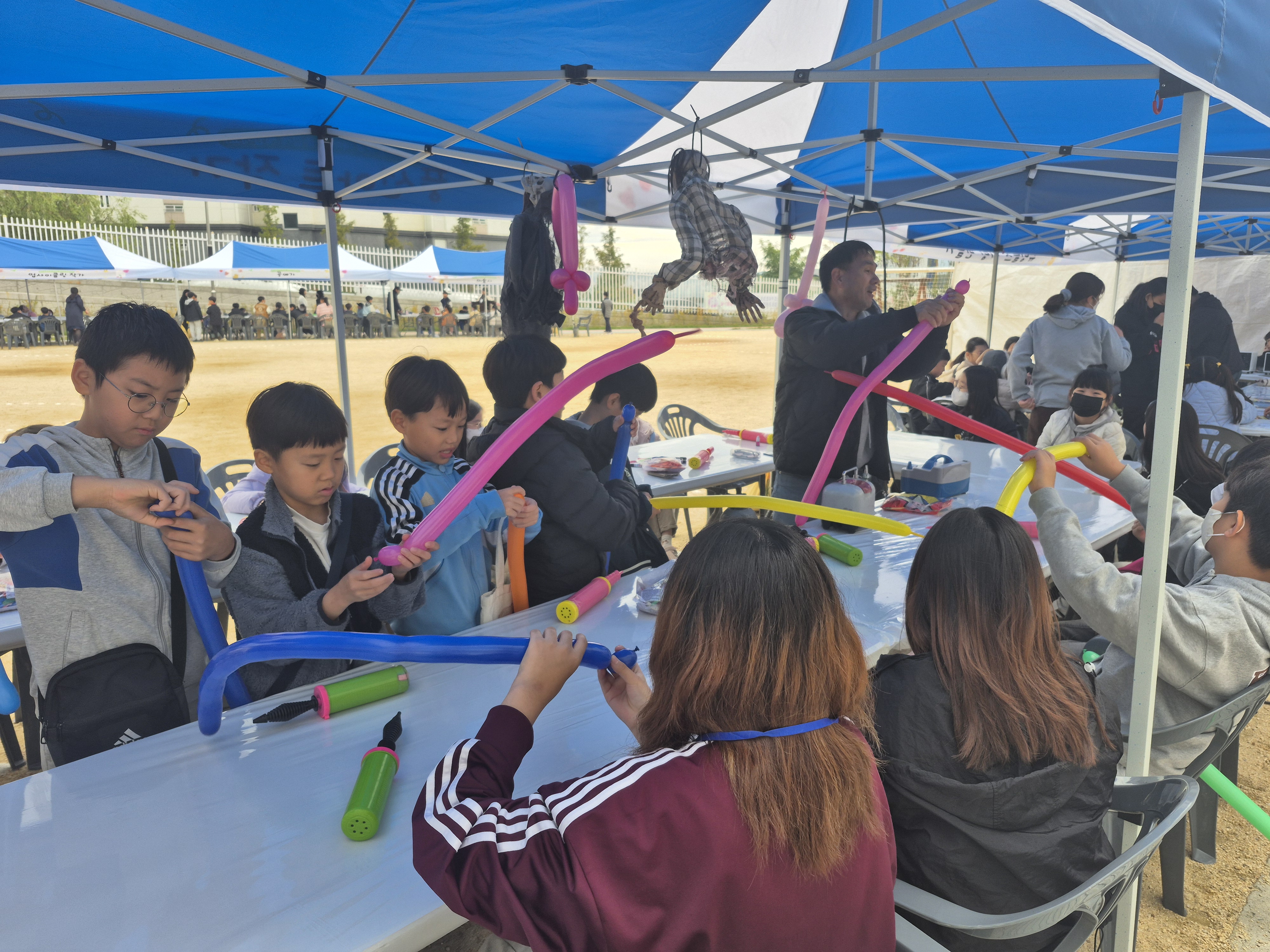 약수초등학교 학생들이 31일 운동장에서 다양한 진로 공간 체험을 하고있다 (1).jpg