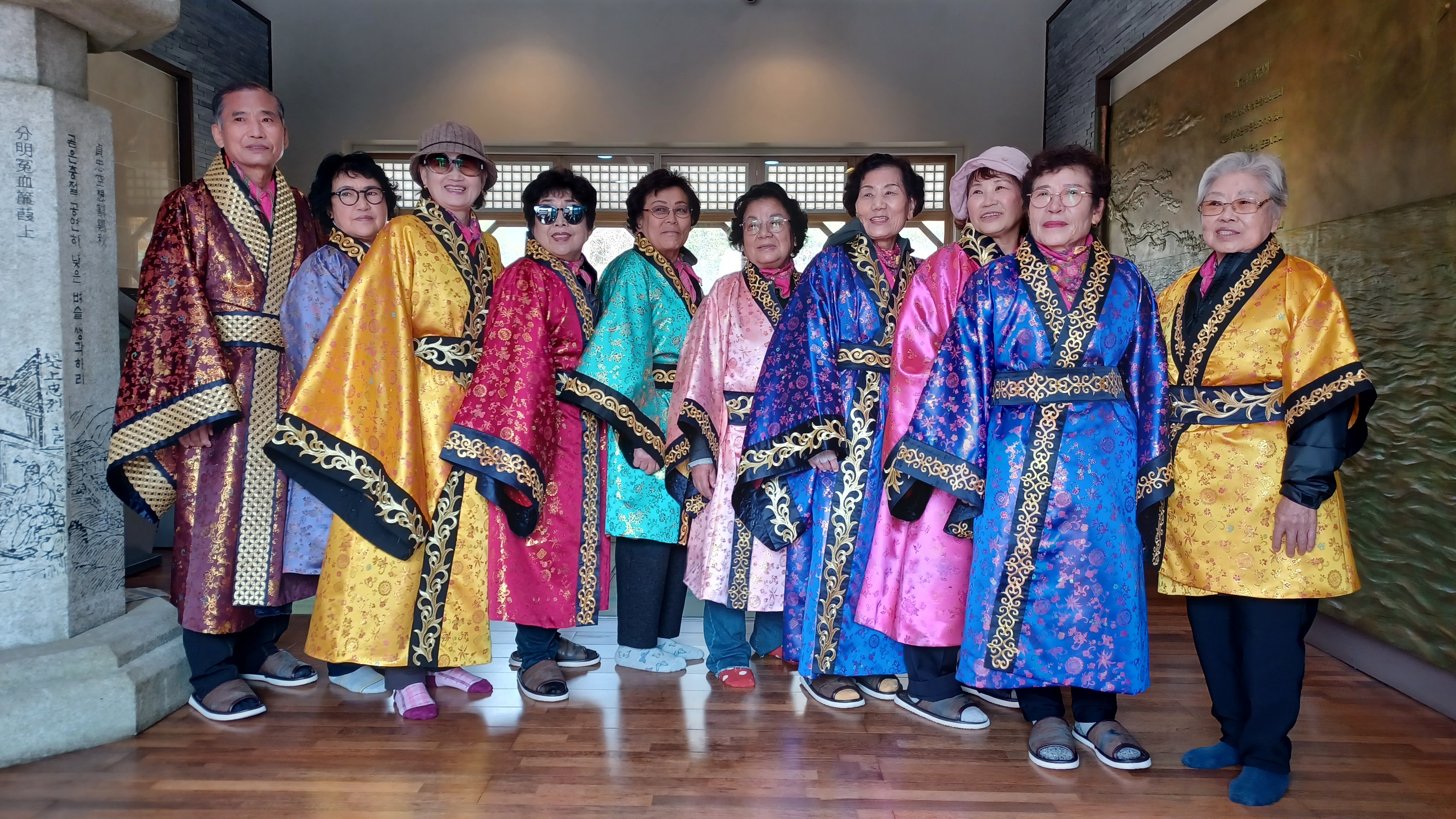 4. 동부도서관 한글사랑학교 학습자들이 7일 충렬공 박제상기념관에서 삼국시대 의상을 입고 기념사진을 찍고있다.jpg