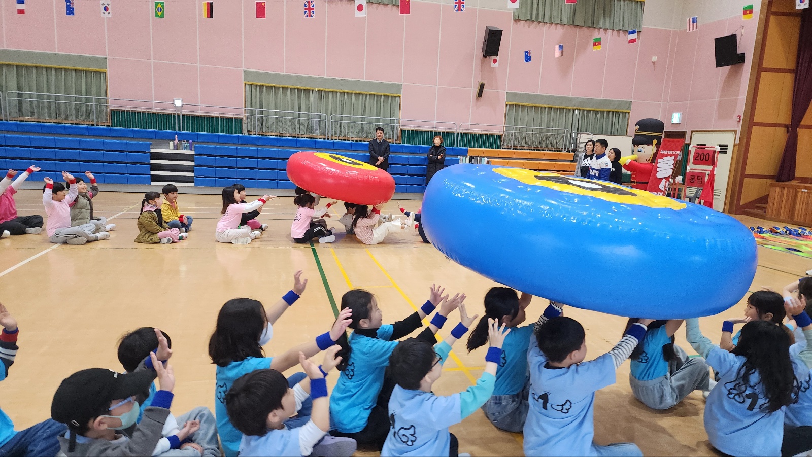 울산중앙초 학생들이 6일 체육관에서 '가을맞이 어울림 한마당' 활동을 하고있다 (5).jpg