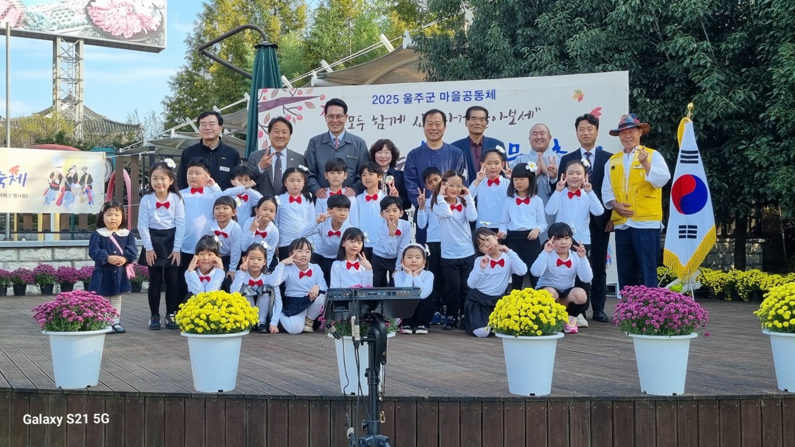 10. 상북초등학교 학생들이 26일 지내리 농촌테마파크에서 대리마을 문화축제에 참여하고 기념촬영을 하고있다.jpg