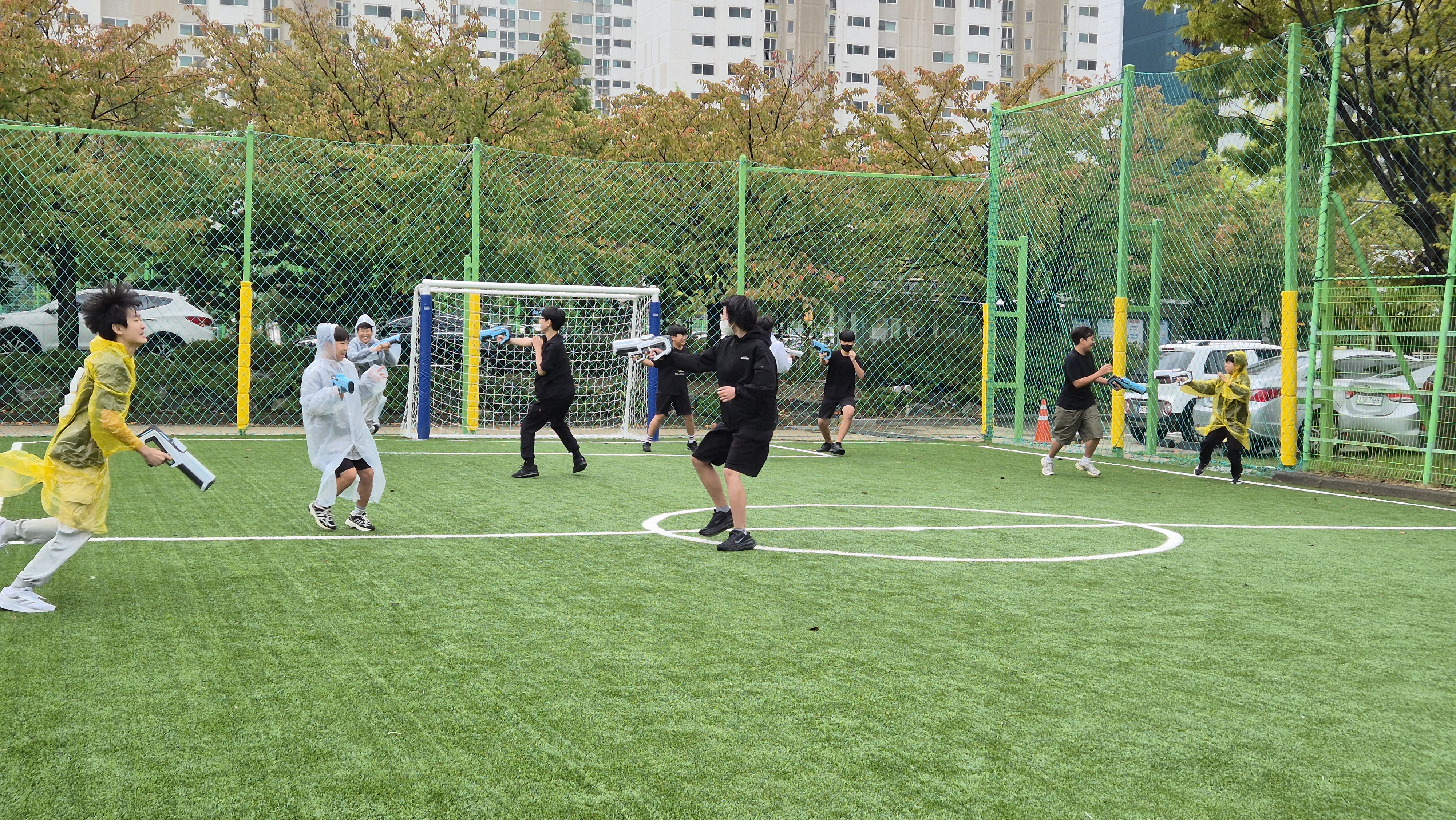 3. 남외중 학생들이 22일 풋살장에서 '물총 서바이벌(단체전)'에 참가해 임무를 수행하고 있다.jpg