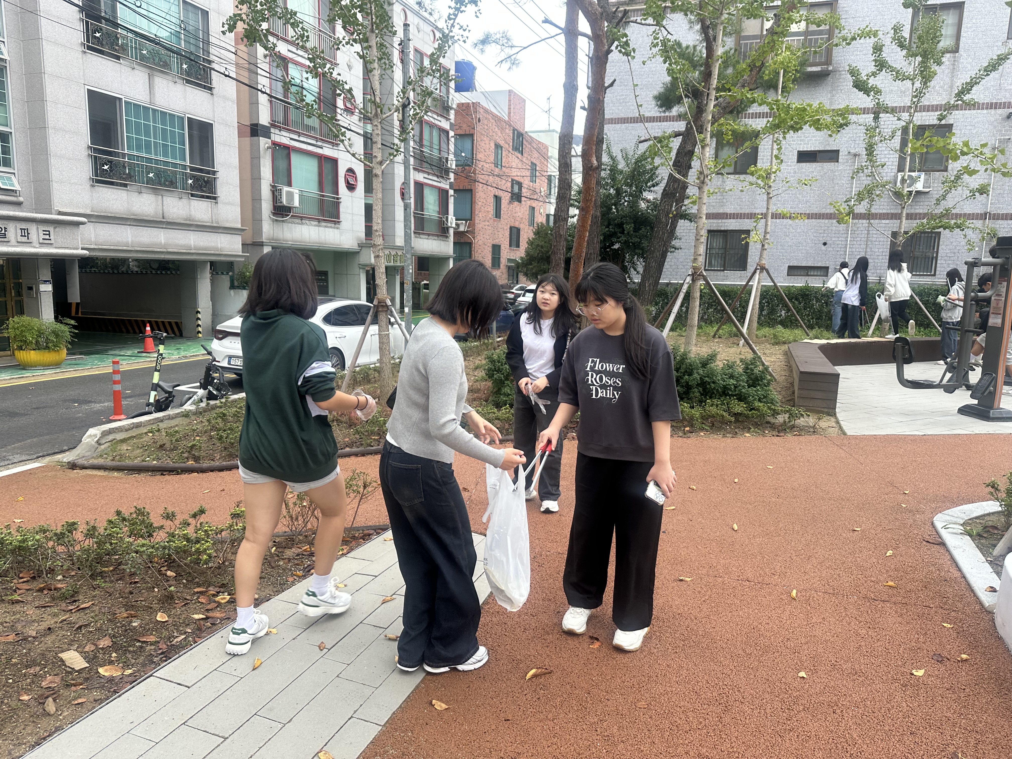 9. 대현중학교 학생들이 18일 학교 인근 거리에서 '우리 동네 쓰담쓰담' 환경정화 활동을 펼치고 있다.jpeg