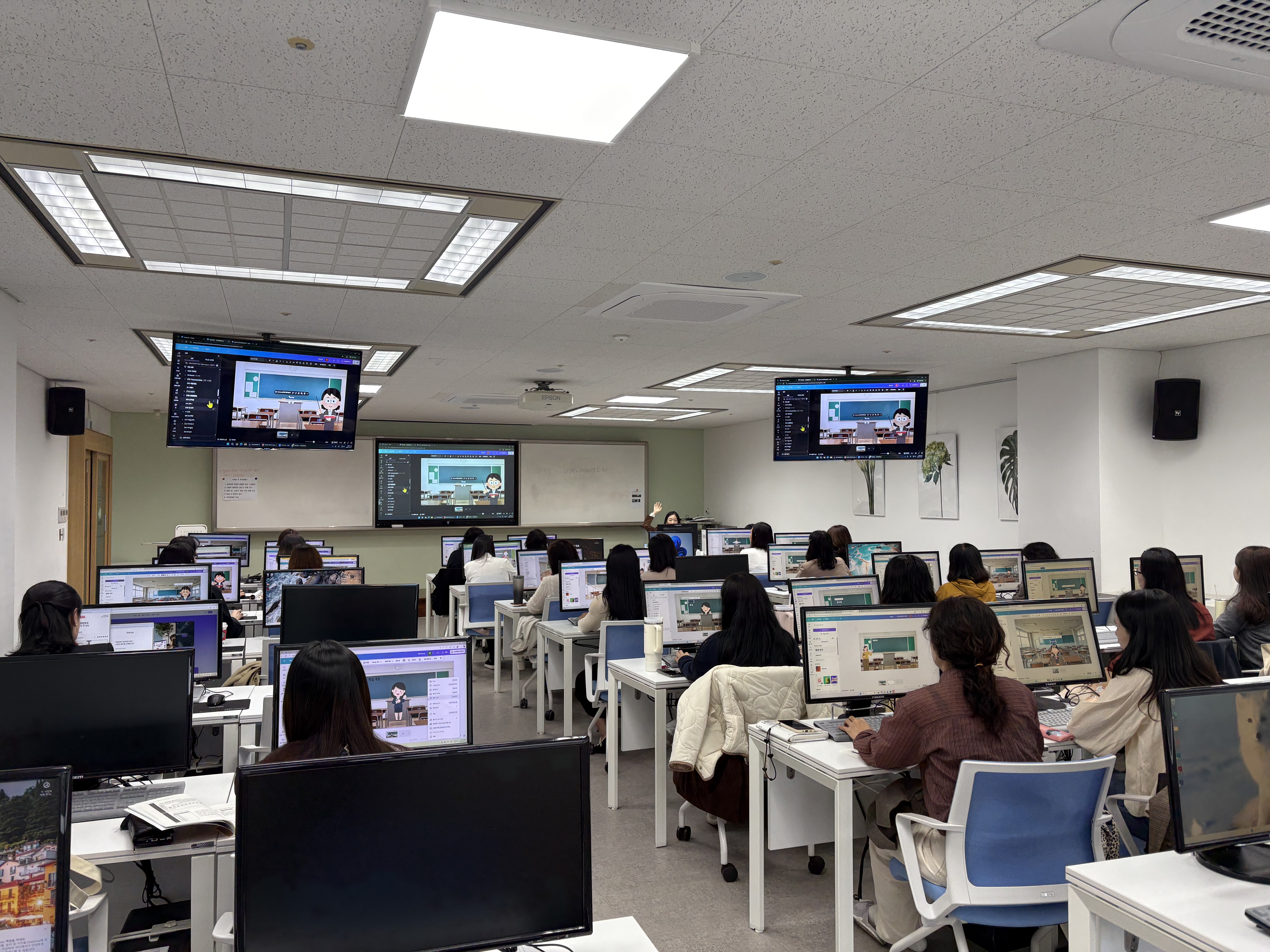 5. 유치원 지원교사, 돌봄플러스 강사들이 31일 울산교육청 컴퓨터실에서 열린 정보화 역량 강화 연수를 듣고있다 (2).jpg