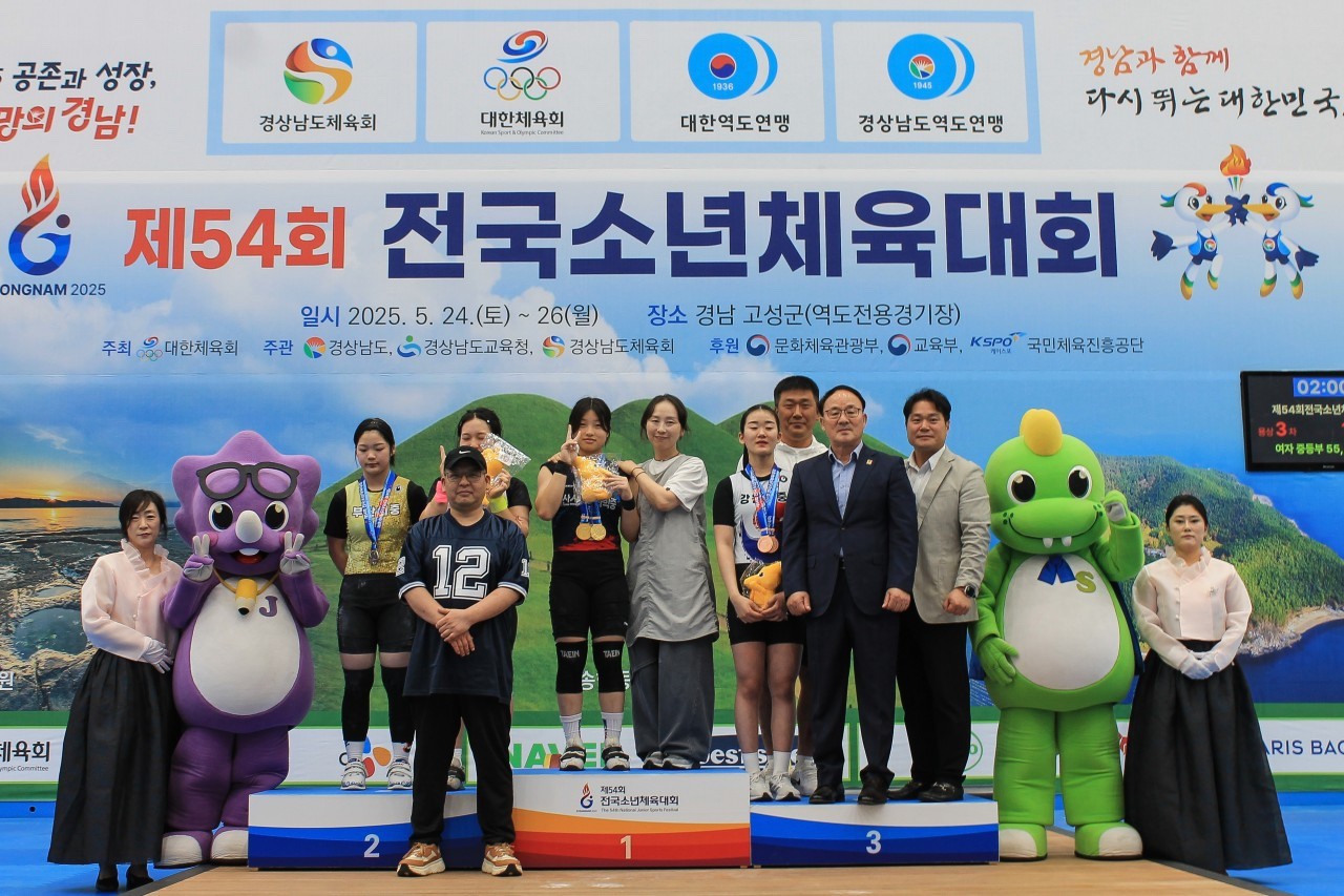 4. 울산스포츠과학중 역도 김근희 선수가 지난 5월 전국소년체전에서 금메달 2개, 은메달 1개을 차지했다 (1).jpg