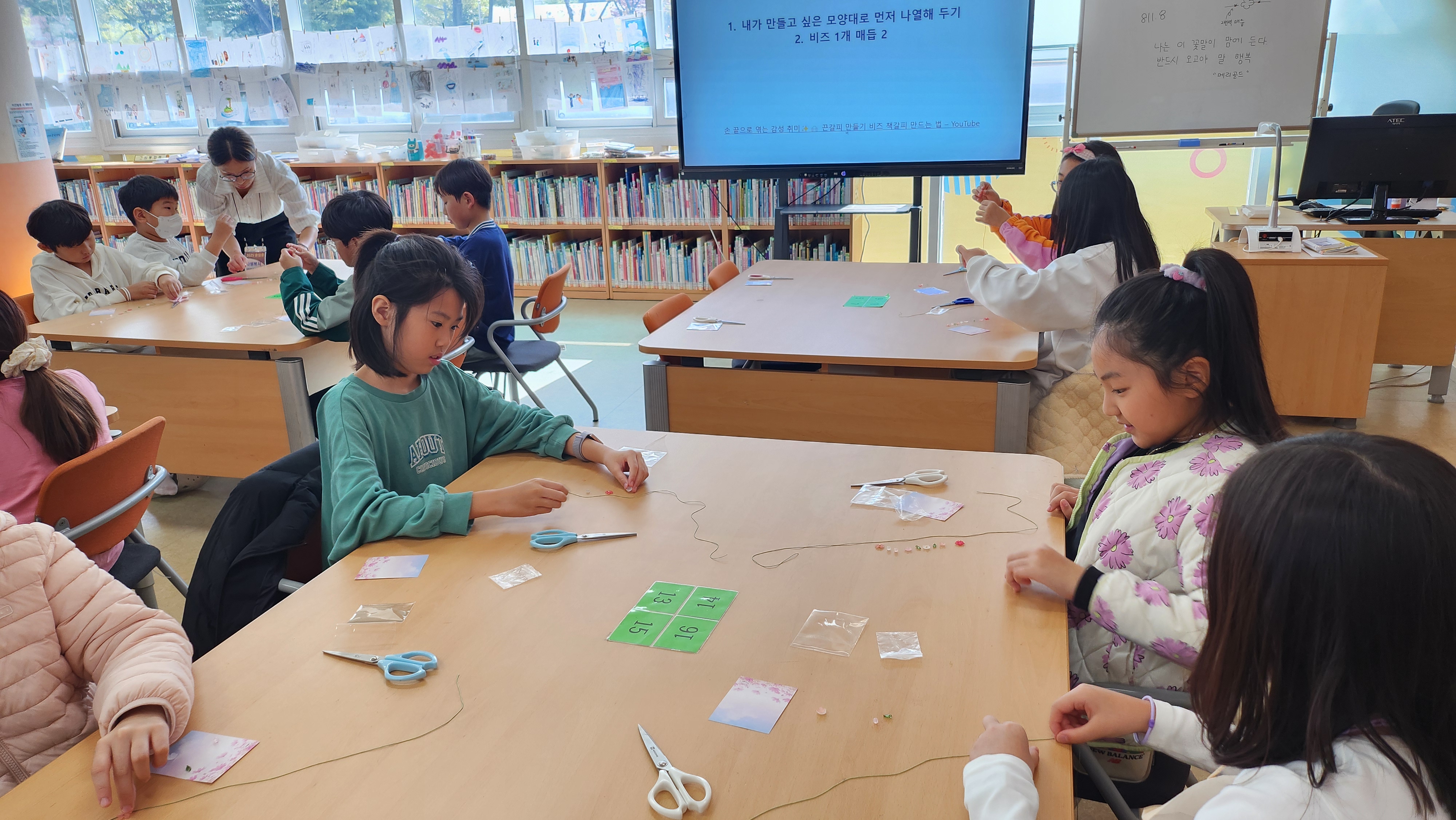 언양초등학교 학생들이 27~31일 도서관에서 열린 다양한 독서 프로그램에 참여하고 있다 (1).jpg