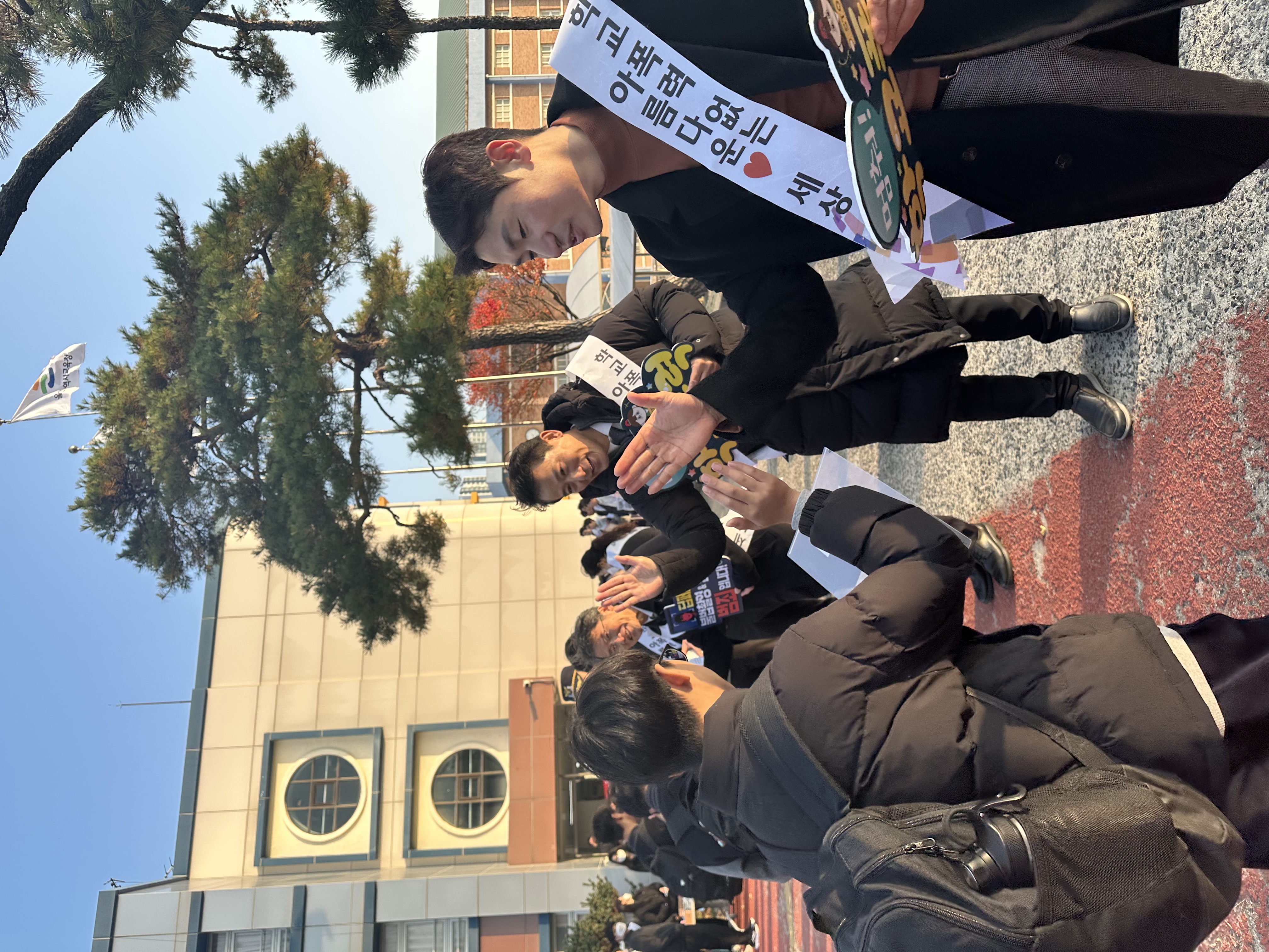 4. 천창수교육감과  대송중 관계자들이 26일 대송중에서 손뼉 맞장구를 하고있다 (2).jpg