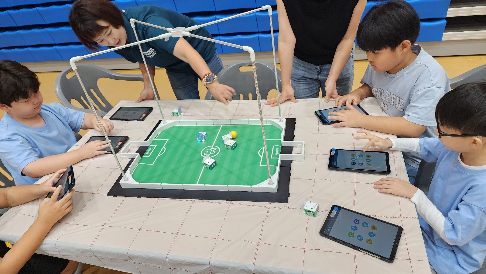 3. 울산중앙초 학생들이 16일 강당에서 햄스터 축구 체험을 하고있다.jpg