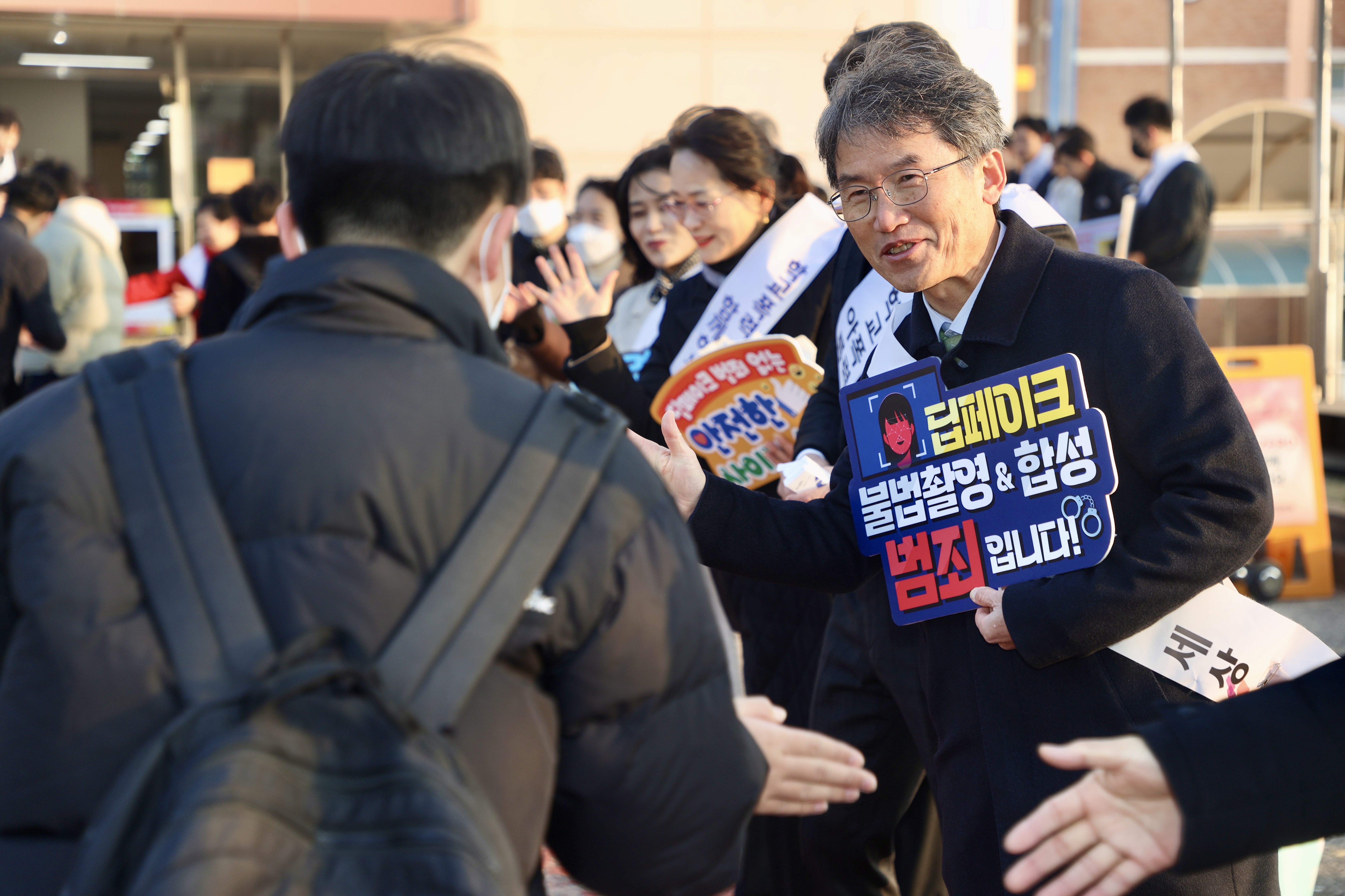 5. 천창수교육감이 26일 대송중에서 학교폭력 예방 홍보활동을 하고있다  (1).jpg