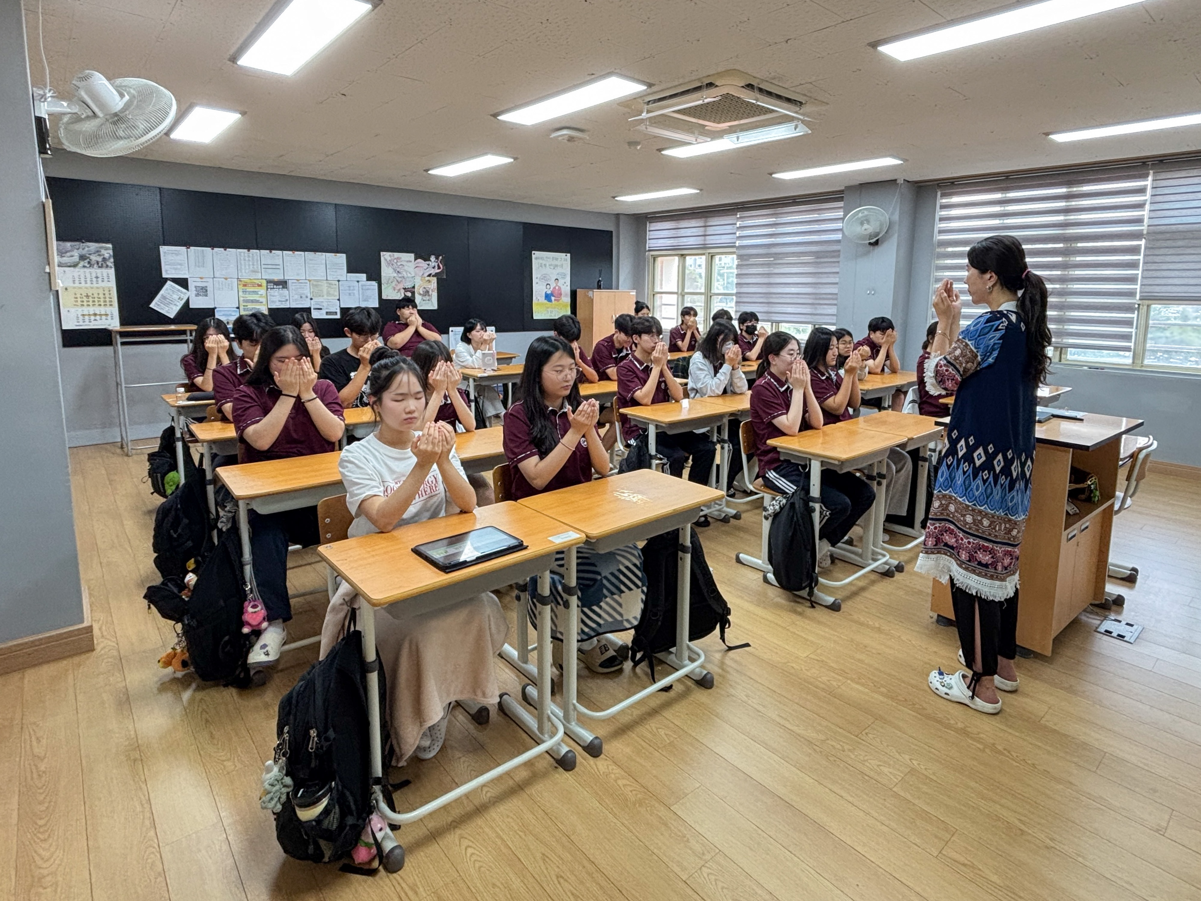 2. 무룡고 학생들이 교실에서 '마음챙김 명상교육' 수업을 받고있다 (1).jpg