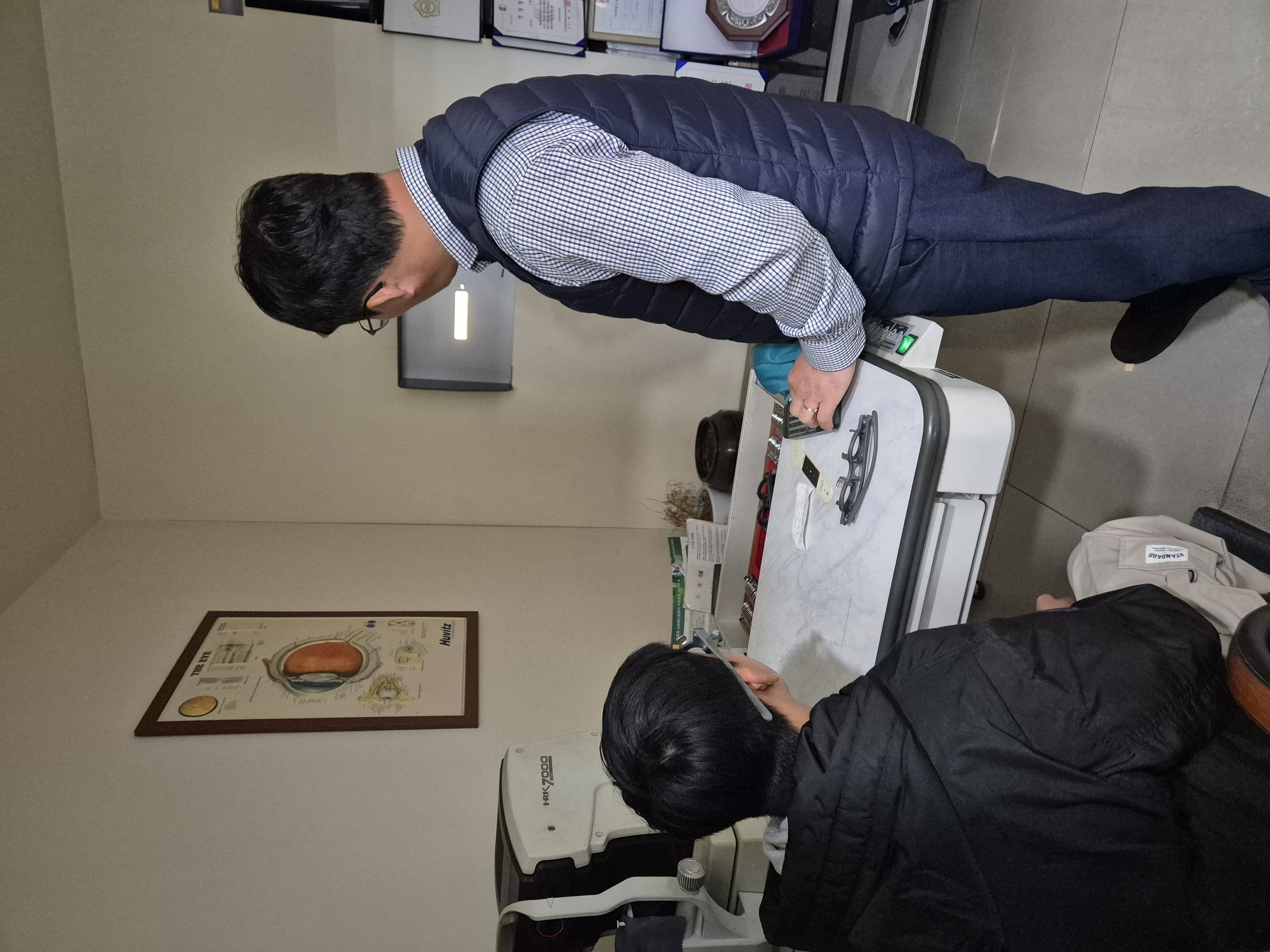 9. 양지초 학생이 19일 아이편한 안경콘택트를 방문해 시력검사를 받고 안경을 맞추고 있다 (1).jpg