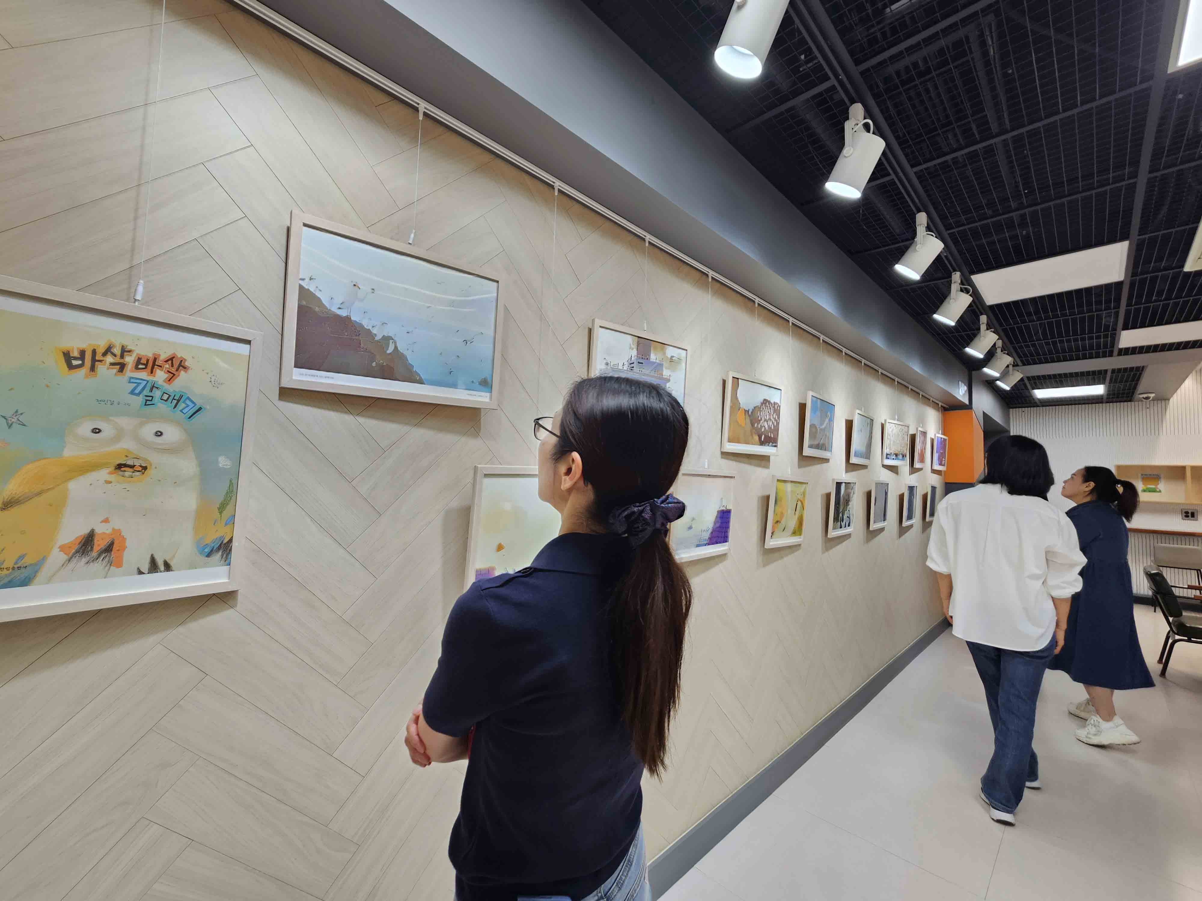 6 [울주도서관] 전민걸 작가 바삭바삭 갈매기 그림 전시 (3).jpg
