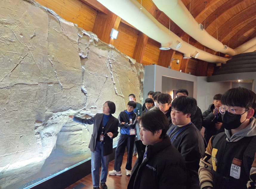6. 대송중 학생들이 29일 울산 암각화 박물관에서 해설사의 설명을 듣고있다.jpg
