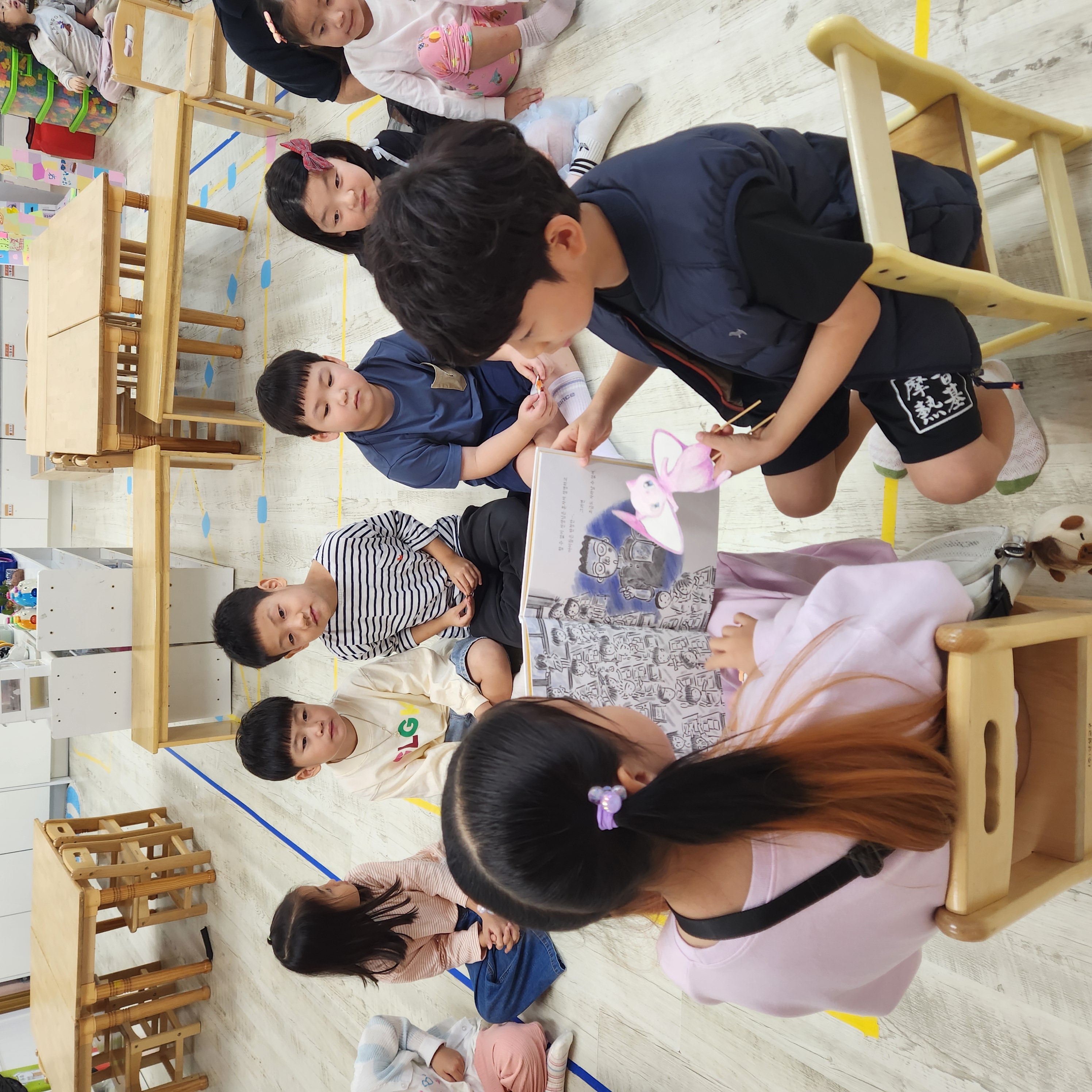 7. 신정초등학교 2학년 학생들이 유초이음교육의 하나로 병설유치원 유아들에게 그림책을 읽어주고 있다 (3).jpg