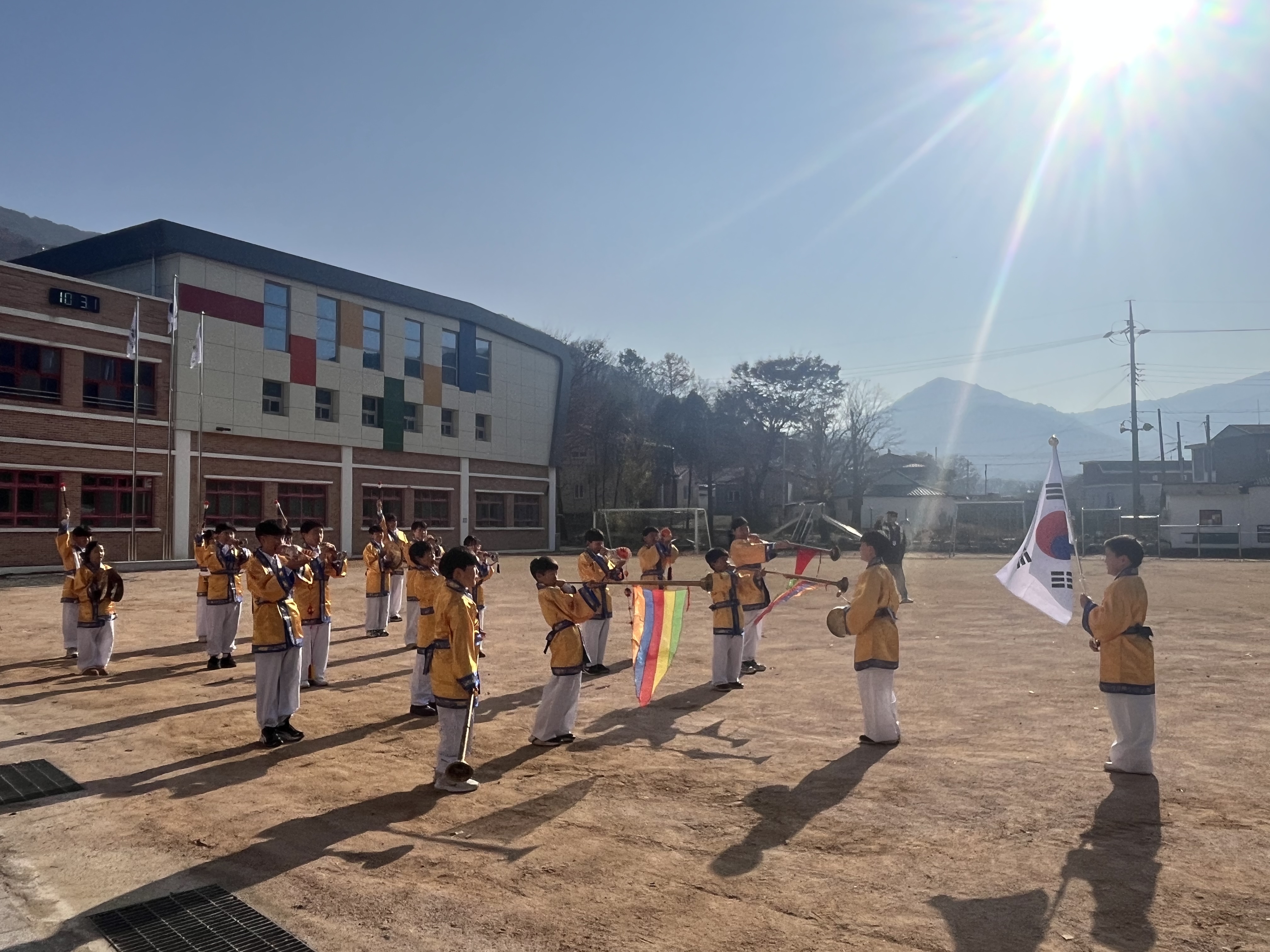 12. 상북초 소호분교 학생들이 26일 개축 기념식에 앞서 축하공연을 하고있다(2).jpg
