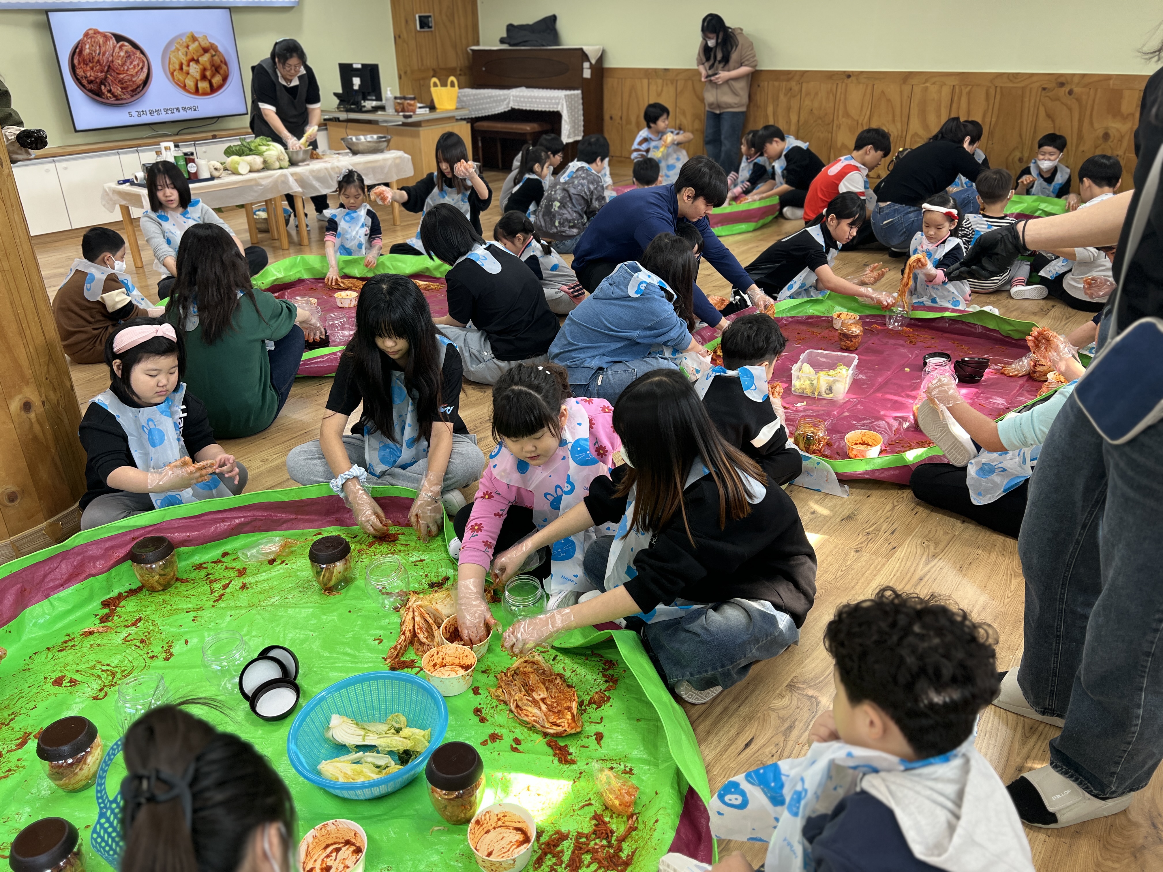 다운초등학교병설유치원 원아들과 초등학교 6학년 학생들이 14일 김장을 담그고 있다 (2).jpg