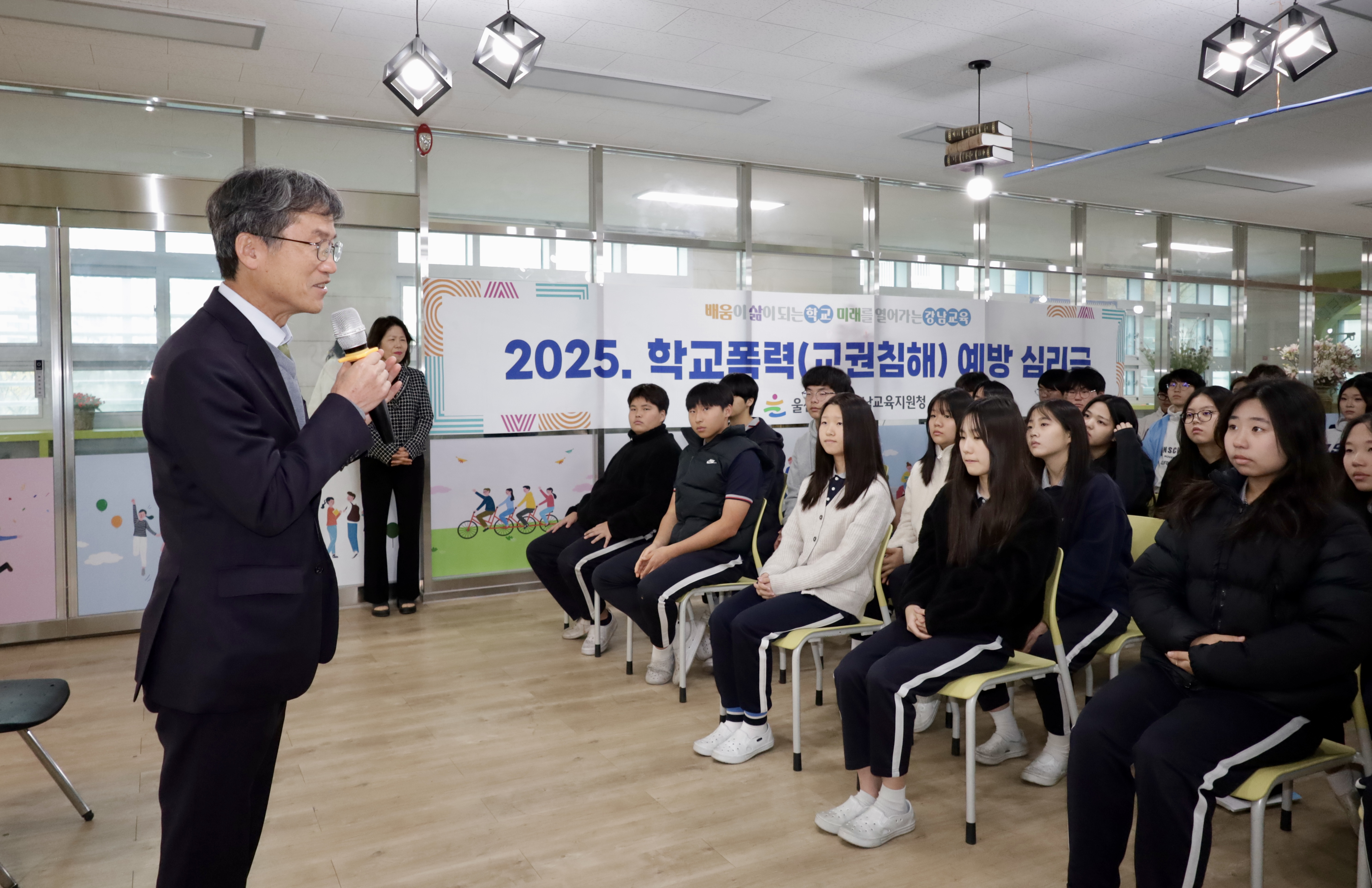 6. 천창수교육감이 27일 대현중에서 운영된 학교폭력 교권 침해 예방 심리극에 참여해 인사말을 하고있다.jpg