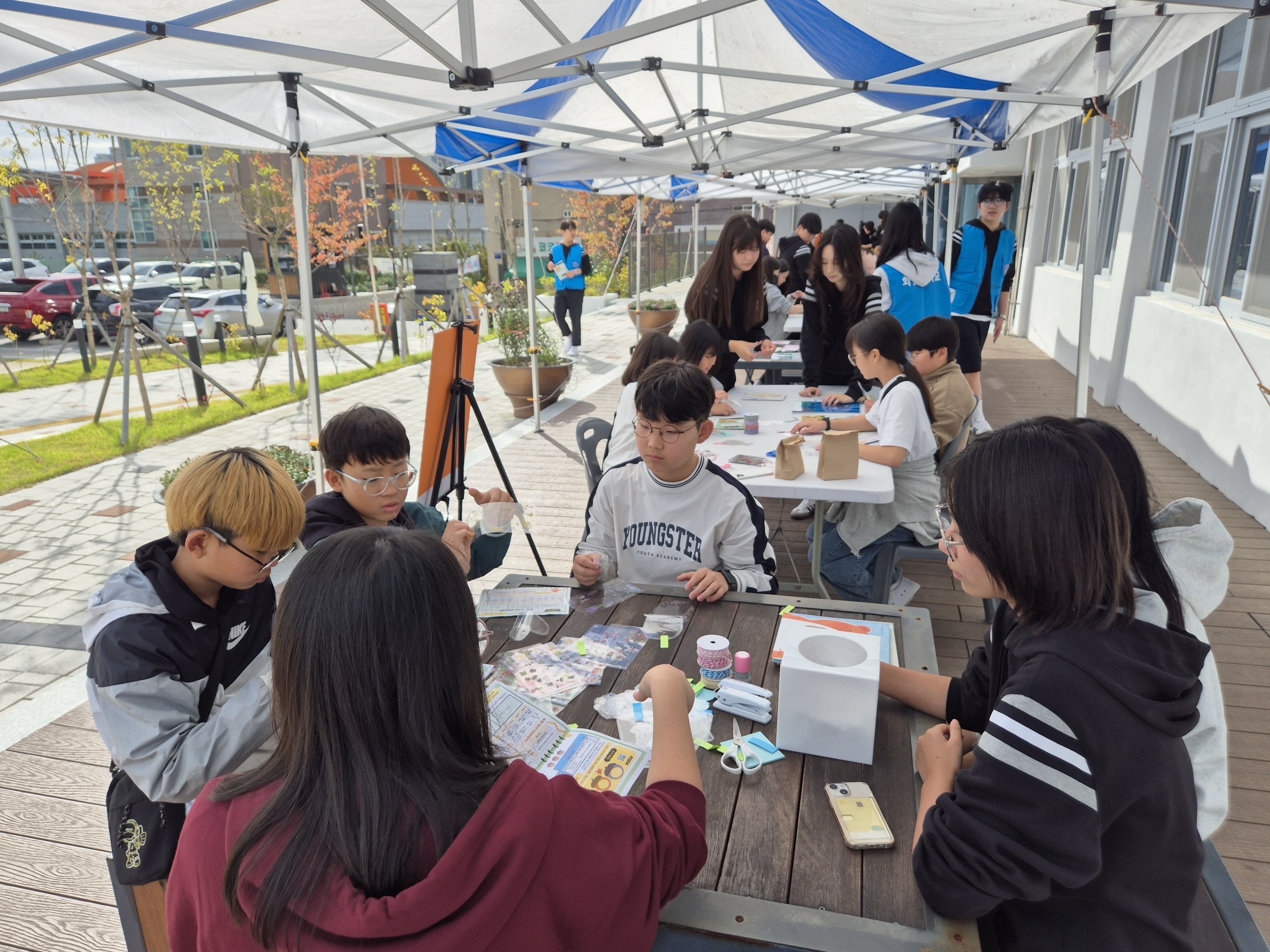 화진중학교는 25일 인근 초등학생을 초청해 '열린라온누리 성과나눔회'를 열었다  (2).jpg