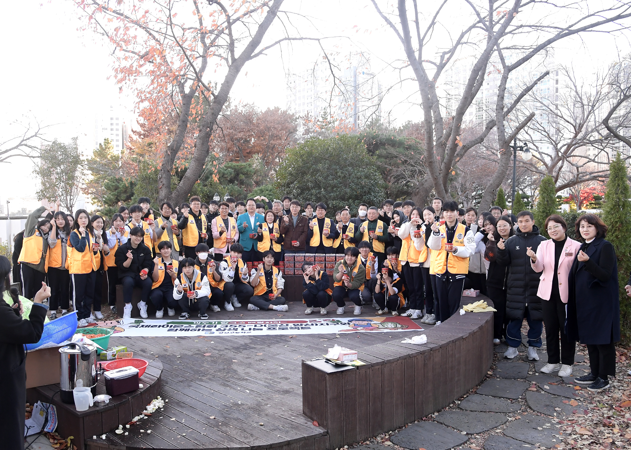 10. 성신고 학생들과 국제라이온스협회 관계자들이 28일 깍두기를 만들고 기념사진을 찍고있다 (2).jpg