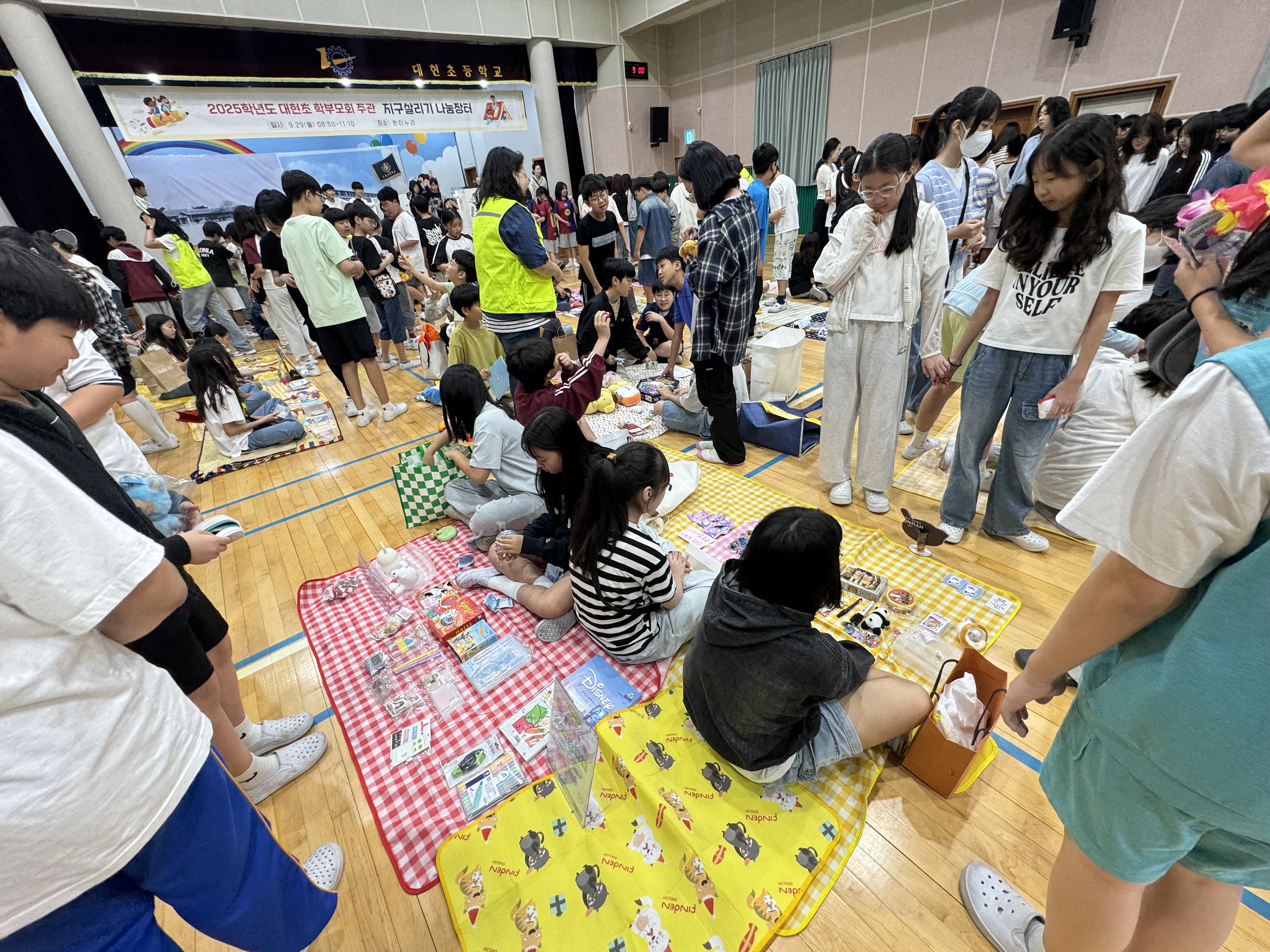 10. 대현초, 개교 100주년 ‘지구 살리기 나눔장터’ 열어 (1).jpg