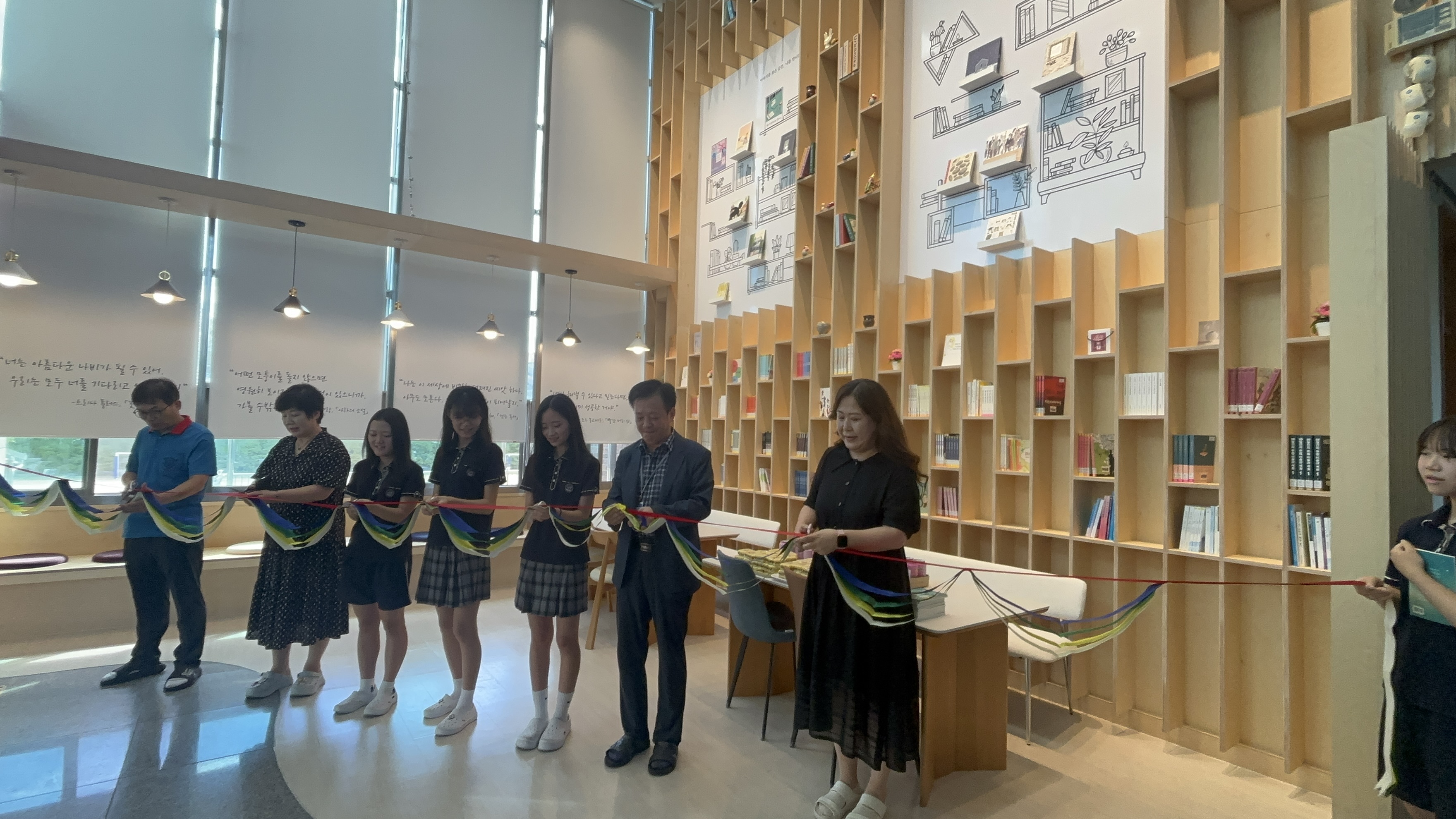 8. 천상중, 학생 소통 공간 ‘라온 책마루’ 개소 (1).jpg