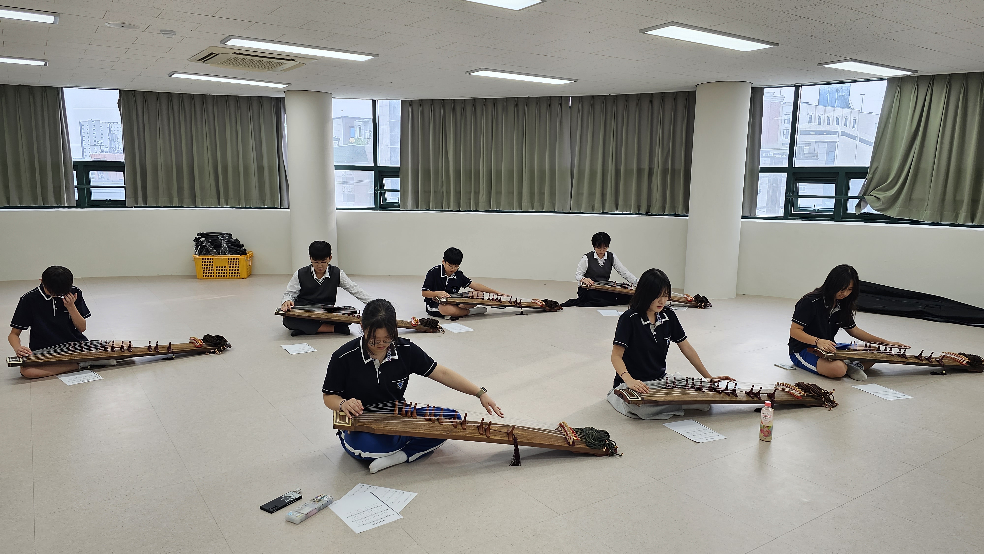 진장중 학생들이 예술 프로그램으로 가야금 연주를 배우고 있다.jpg