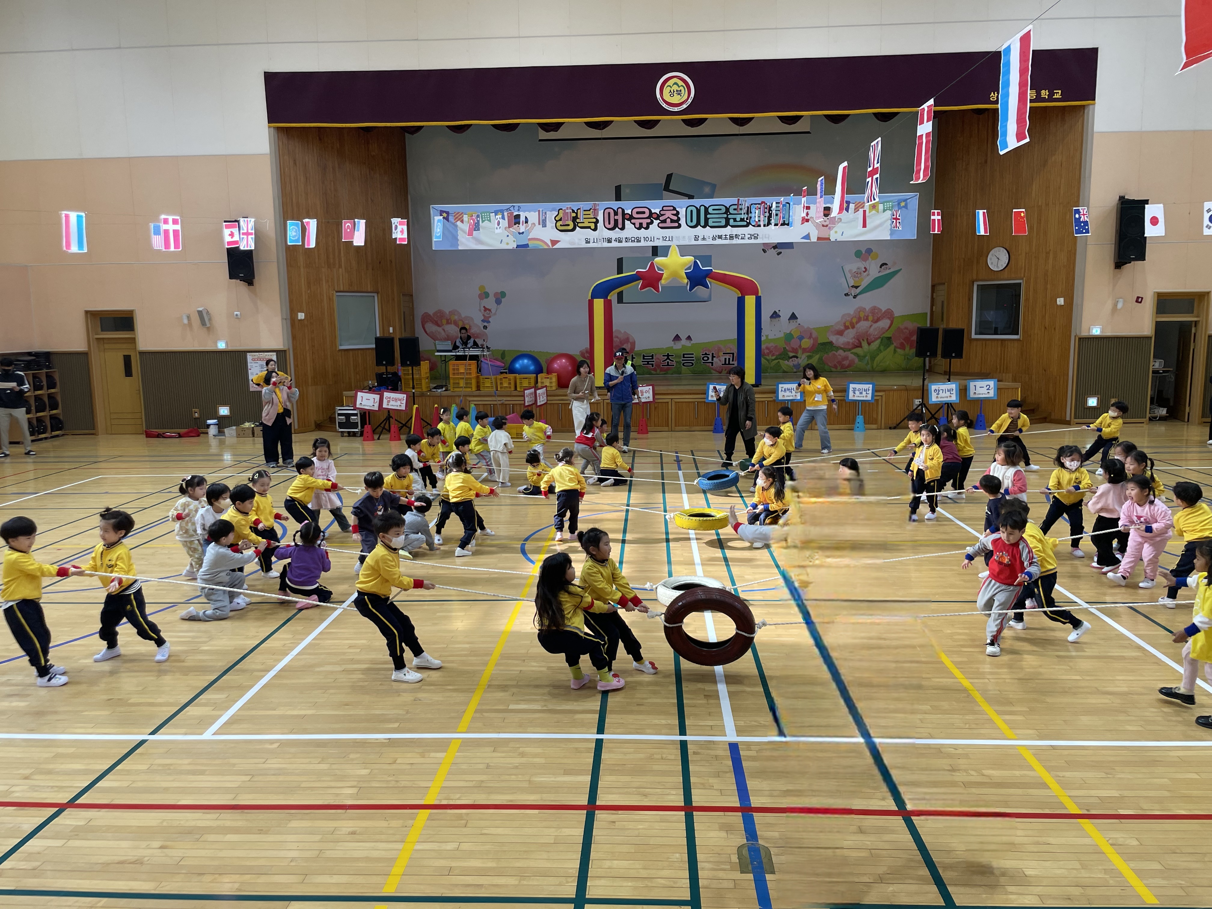 9. 상북유치원 원아들이 4일 해돌이어린이집, 상북초 학생들과 체육관에서 이음 운동회에 참여하고 있다 (1).jpg
