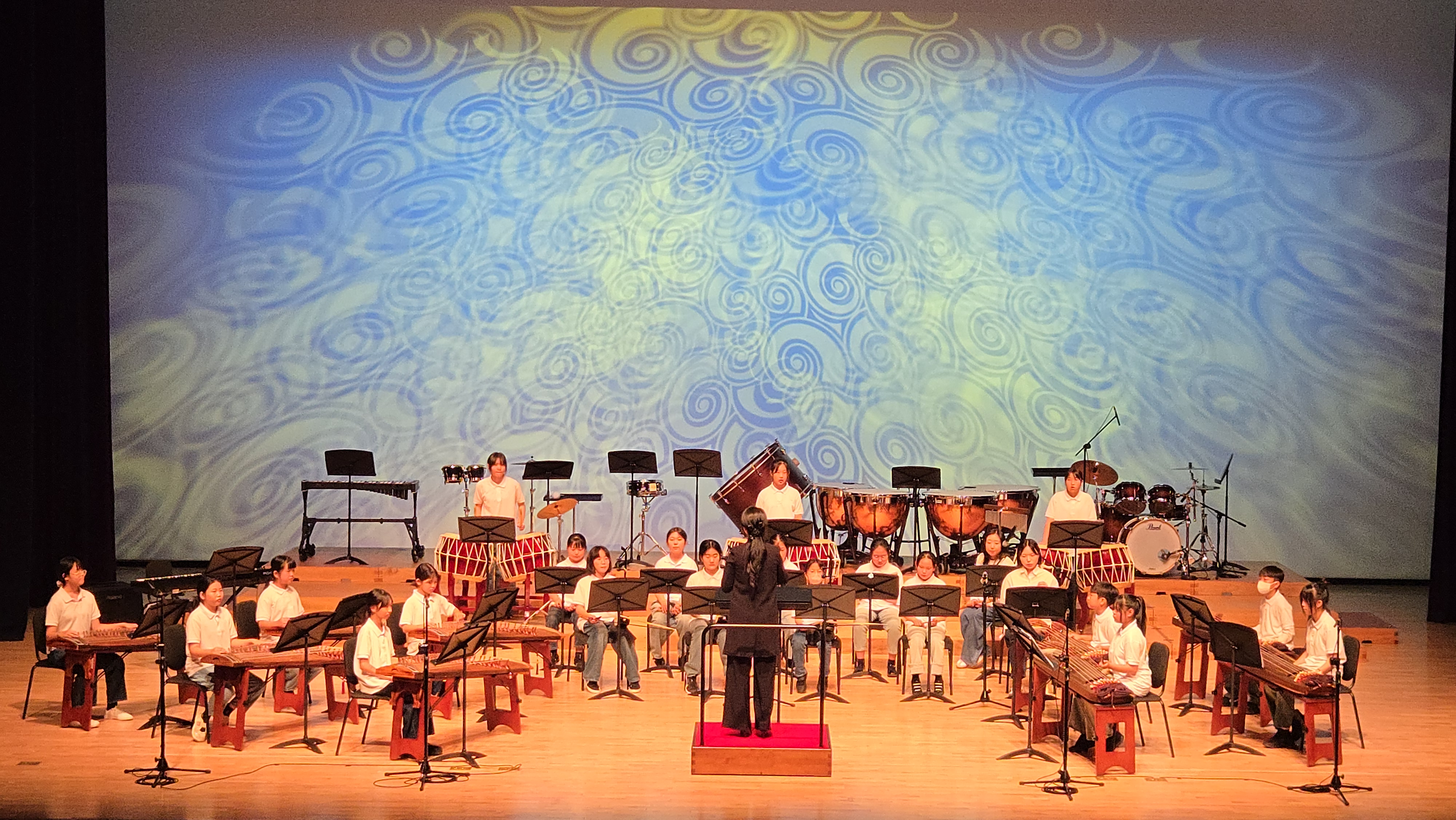 4. 온양초등학교 학생들이 29일 울산교육문화회관에서 '울산교육문화예술제'에 참가해 국악 공연을 하고있다.jpg