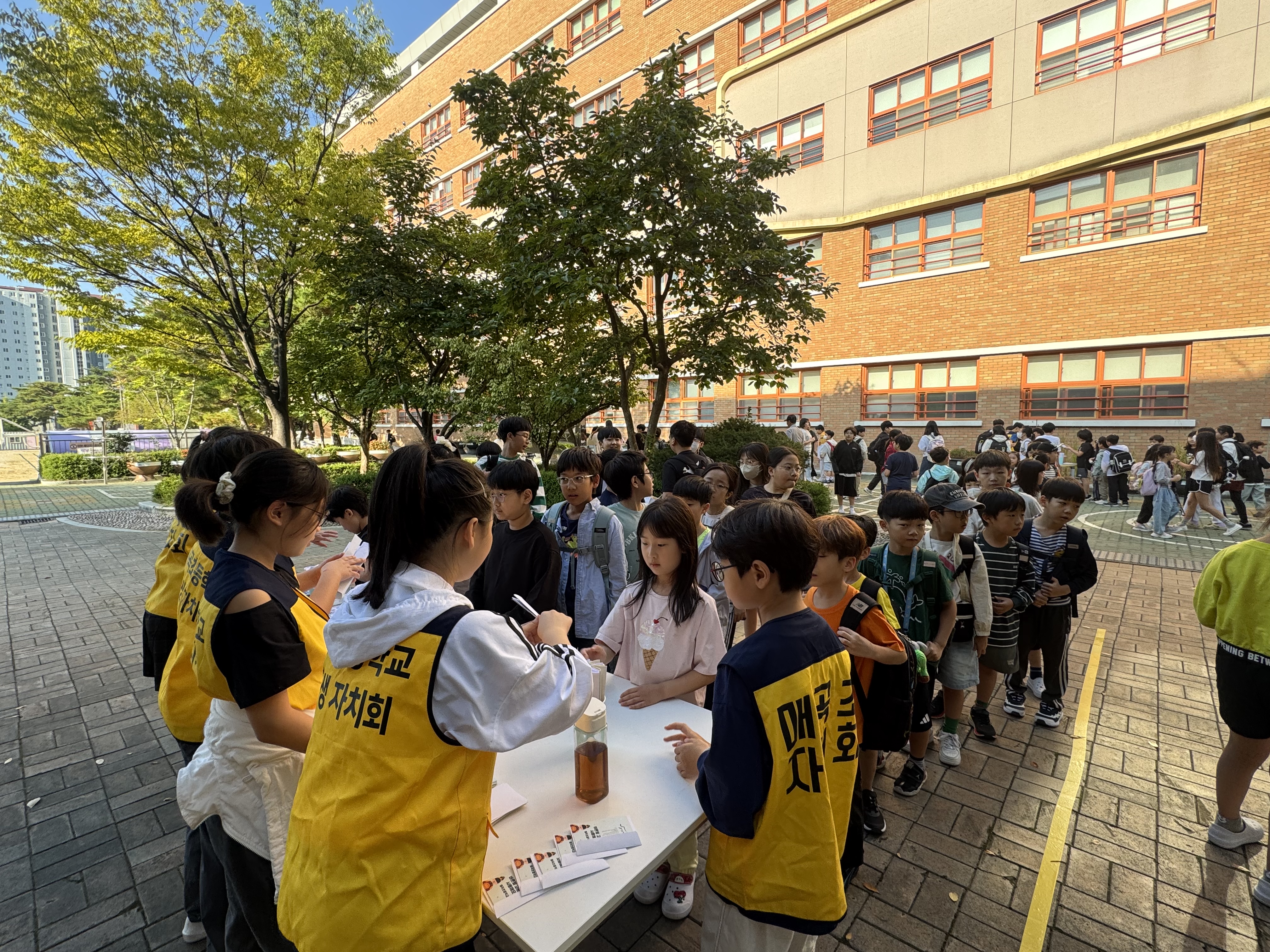 9. 매곡초 학생들이 등굣길 퀴즈 행사에 참여하고 있다.jpg
