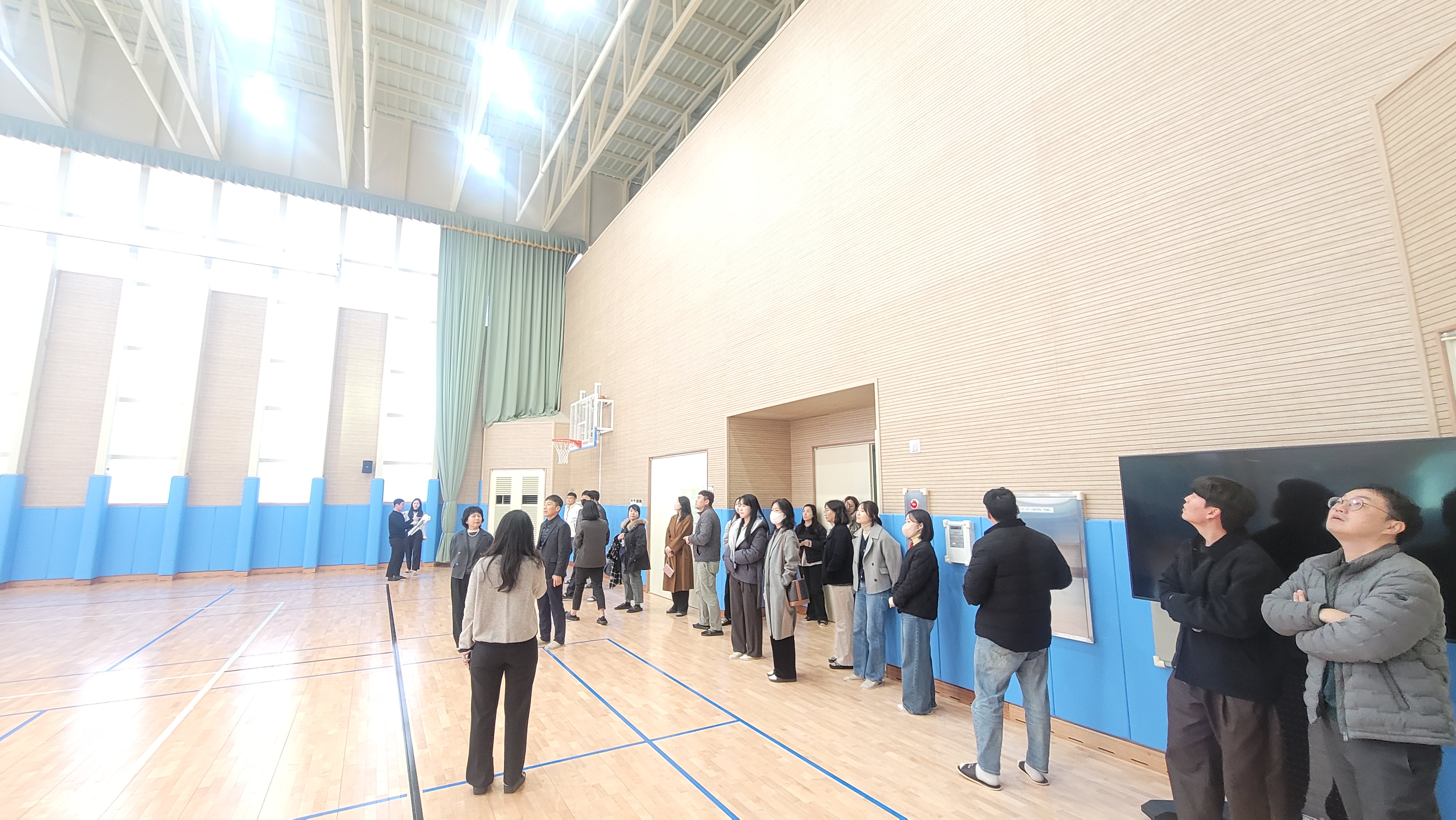 4. 공간재구조화 사업 학교 담당자들이 18일 주전초에서 시설물을 둘러보고 있다.jpg