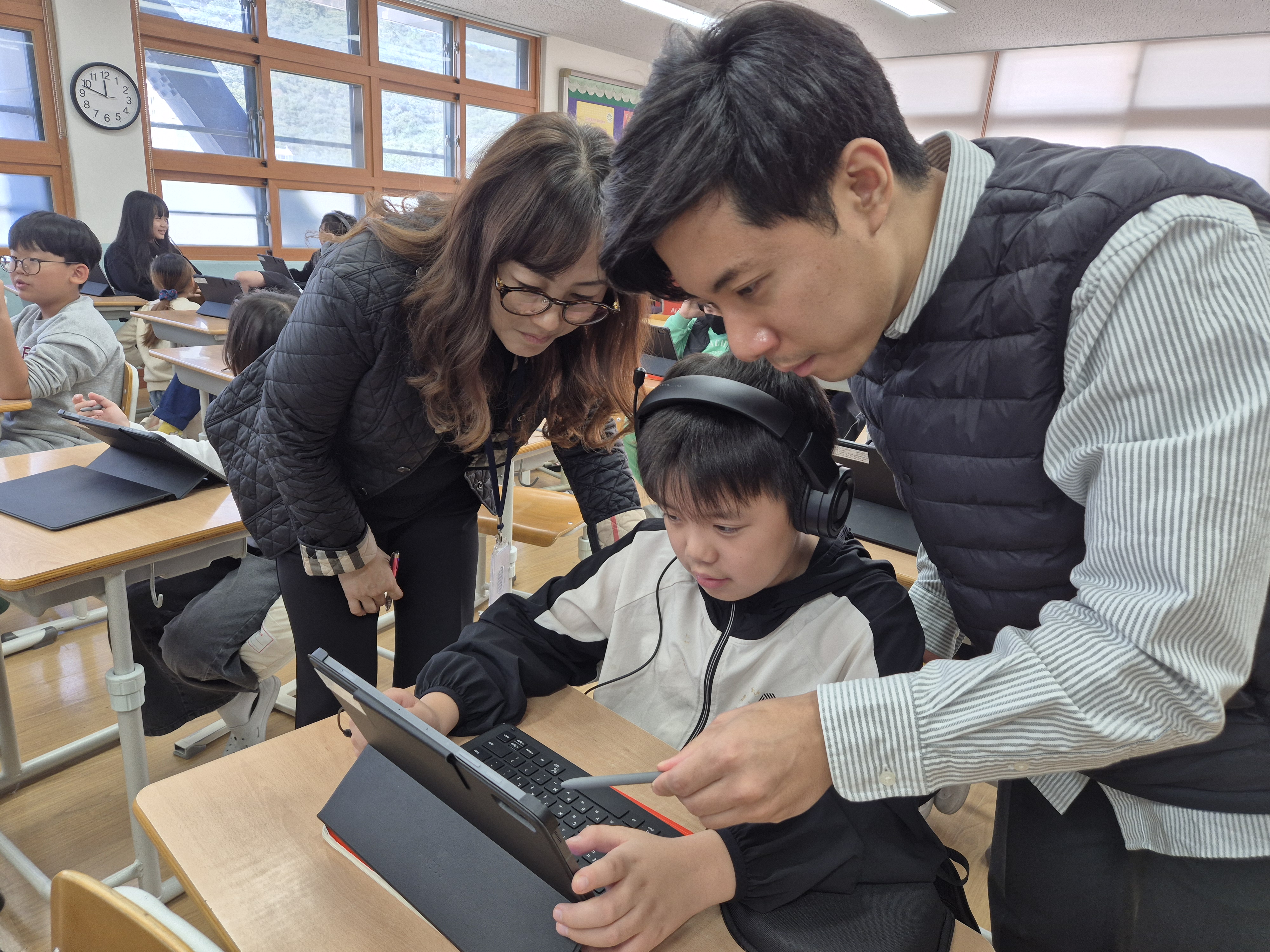 8. 동부초등학교 영어전담교사와 디지털 강사가 5일 영어실에서 디지털 교육자료 협업수업을 하고있다.jpg