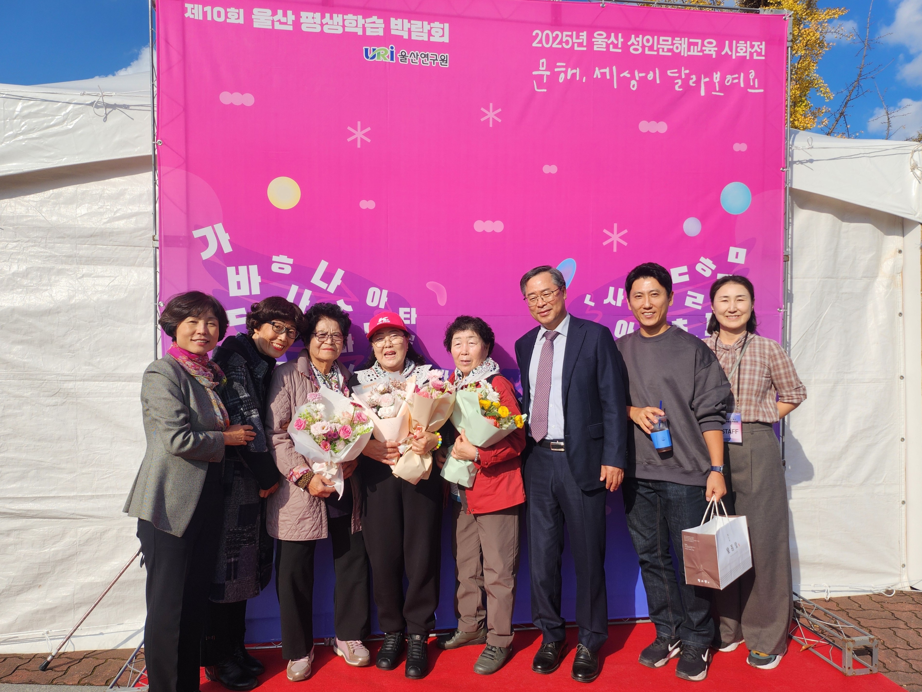 8. 울주도서관 글나래학교 학습자들이 31일 '성인문해교육 시화전'에서 수상하고 기념촬영을 찍고있다.jpg