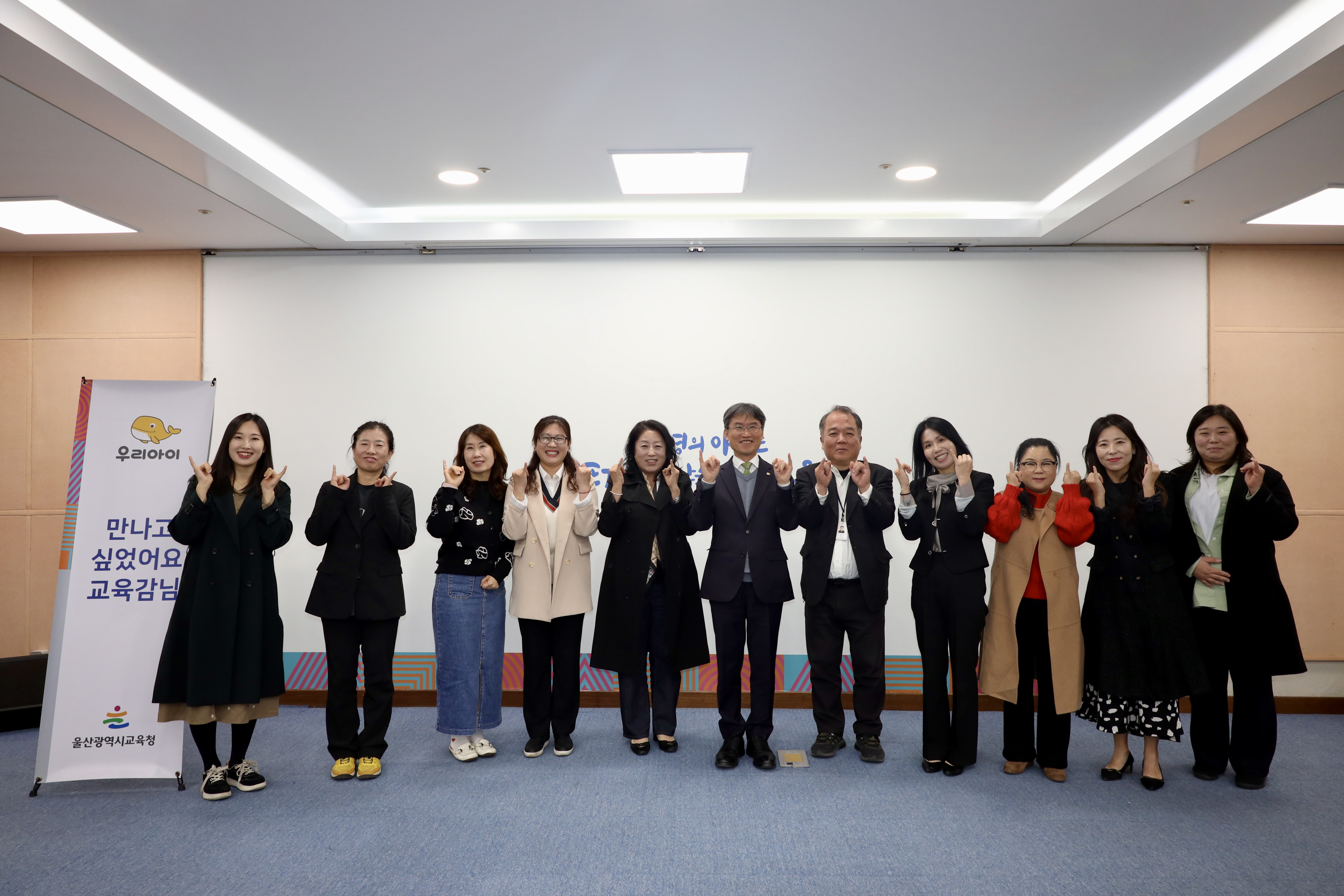 4. 천창수 교육감과 울산교육기자단이 19일 집현실에서 '제29회 시민과 만나는 교육감' 을 열고 기념사진을 찍고있다.jpg