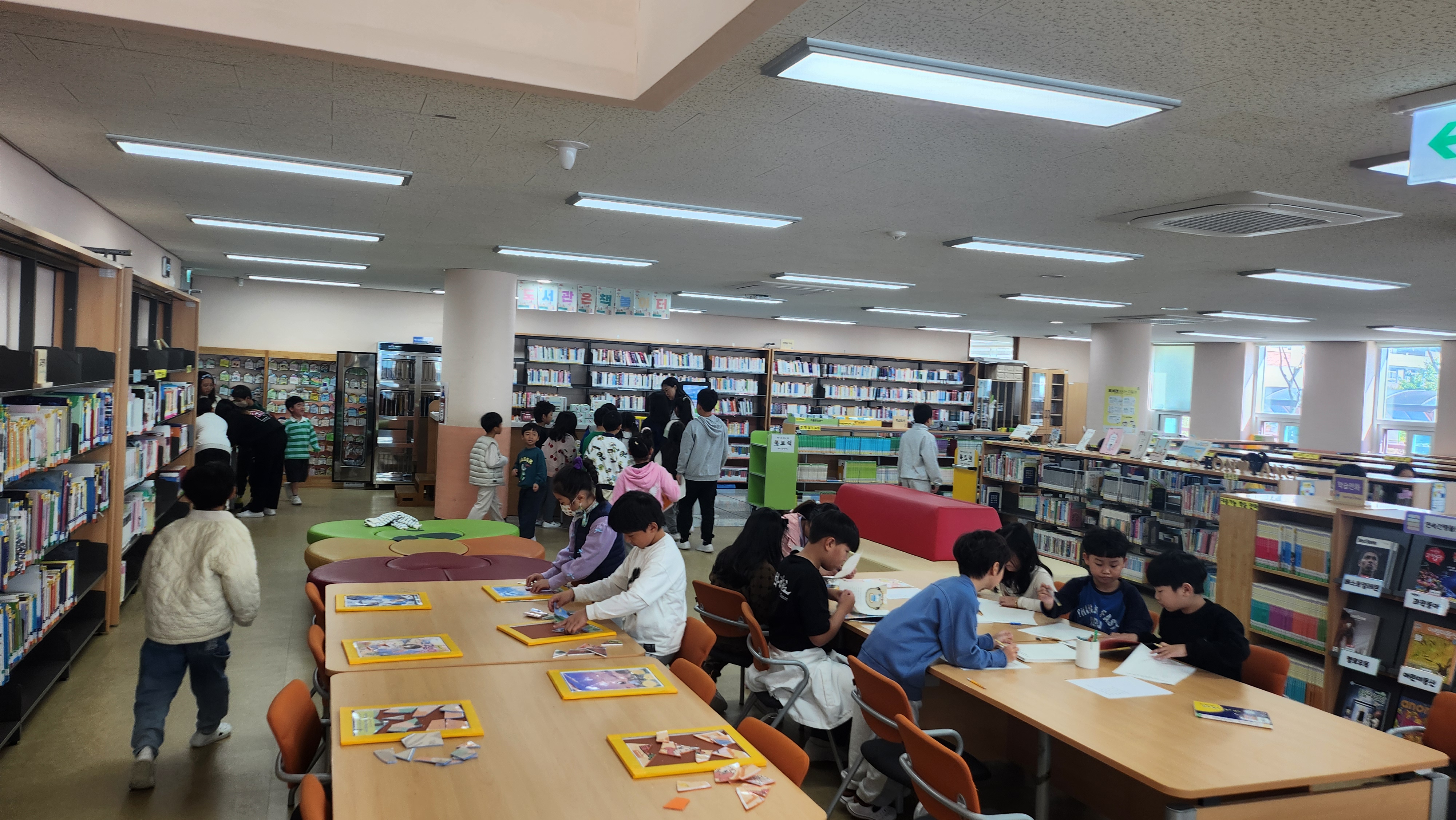 언양초등학교 학생들이 27~31일 도서관에서 열린 다양한 독서 프로그램에 참여하고 있다 (3).jpg