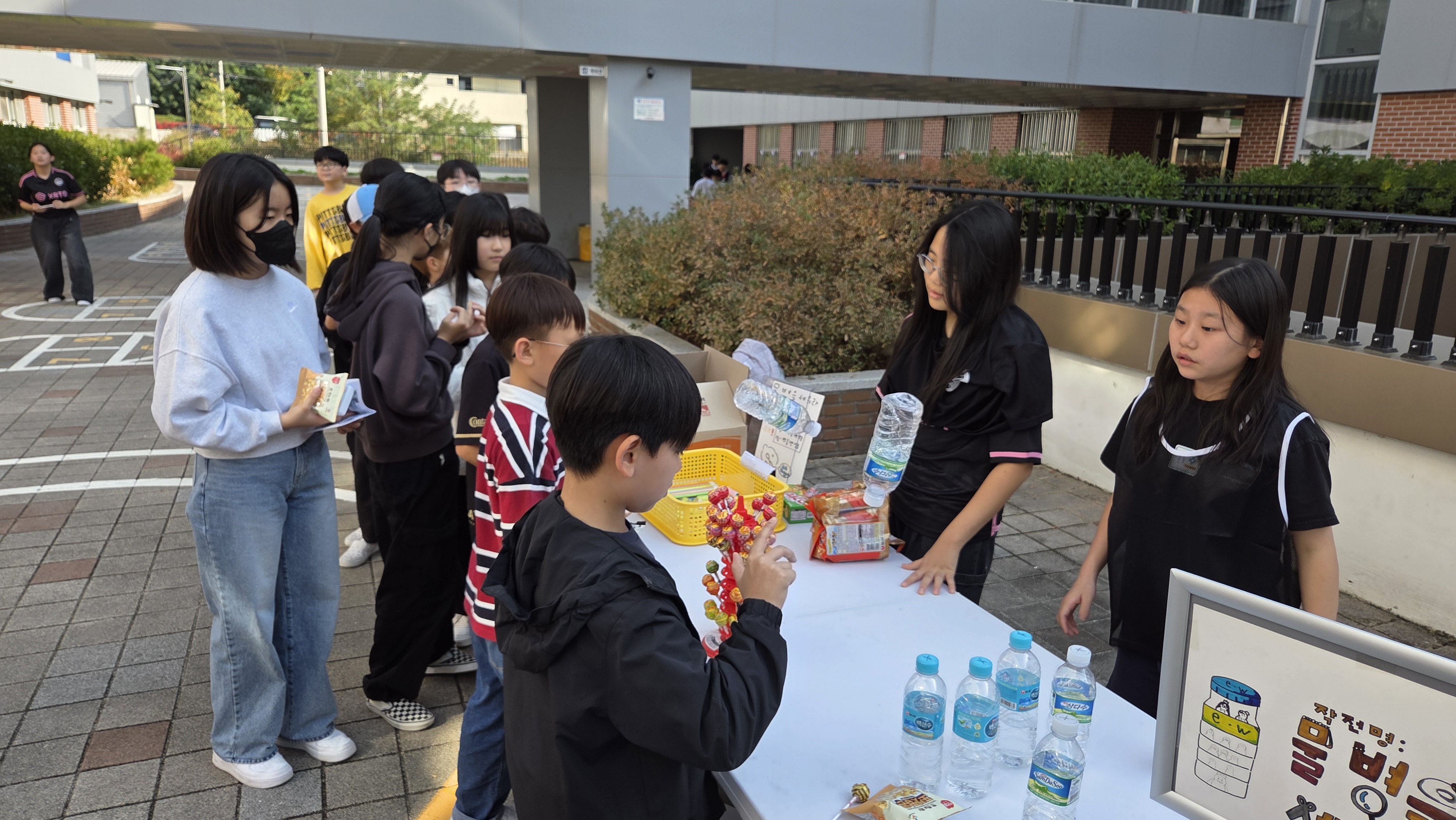 은월초 학생들이 6일 교내에서 열린 '은월 끼 축제'에 참여하고 있다 (4).jpg