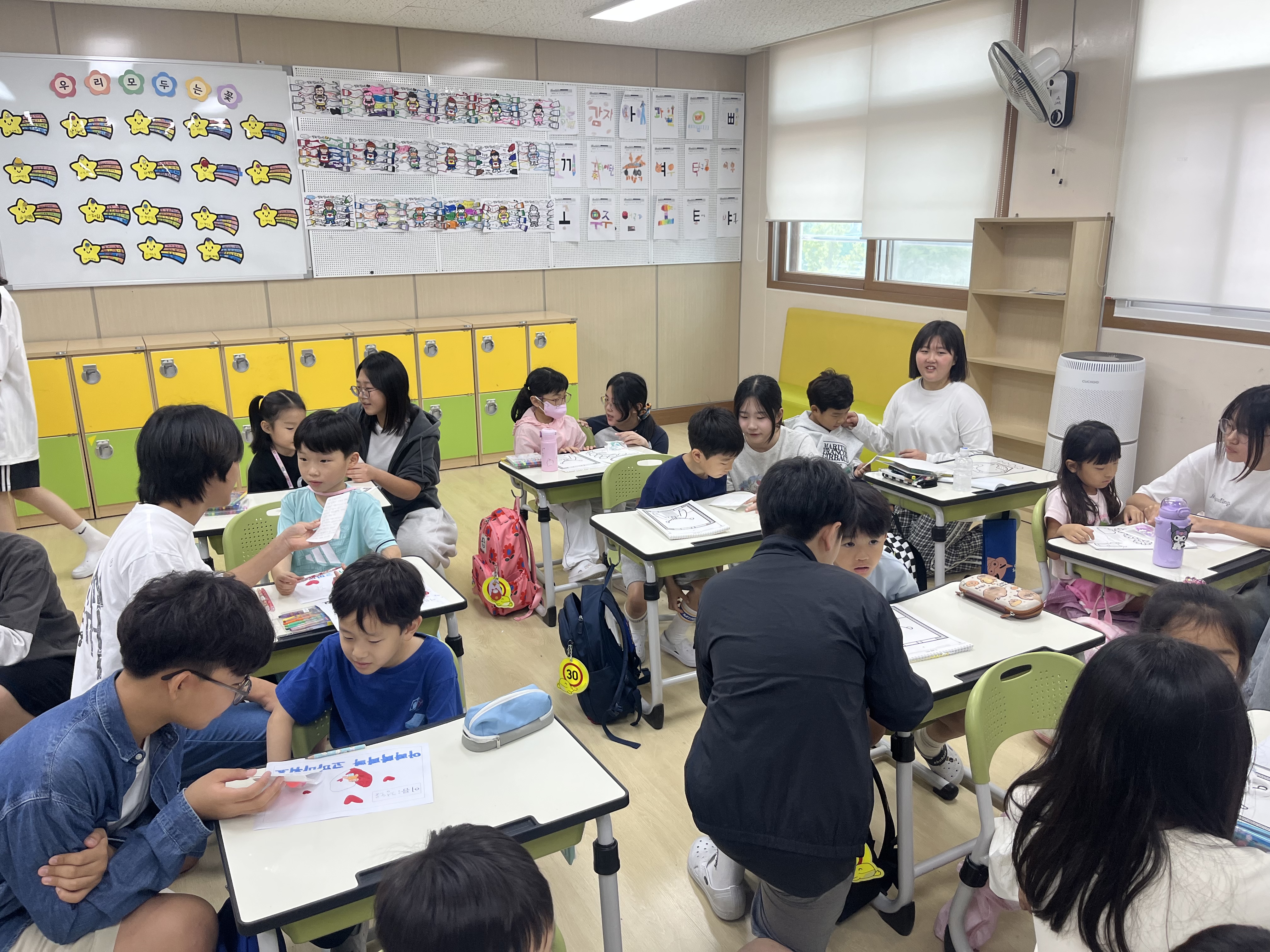 9. 외솔초등학교 학생자치회 학생들이 지난 2일 병설유치원을 방문해 원아들에게 유괴 사고 예방 안전 메시지를 담은 손편지를 전달하고 있다.jpg