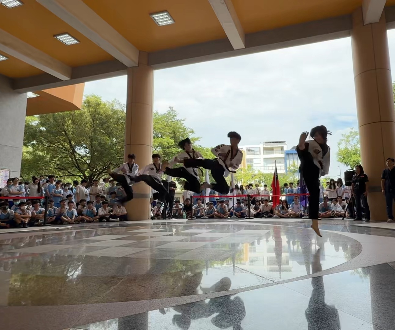 9. 남창중 학생들이 22~25일 대만 펑시중학교 교류행사에서 태권도를 선보이고 있다 .jpg