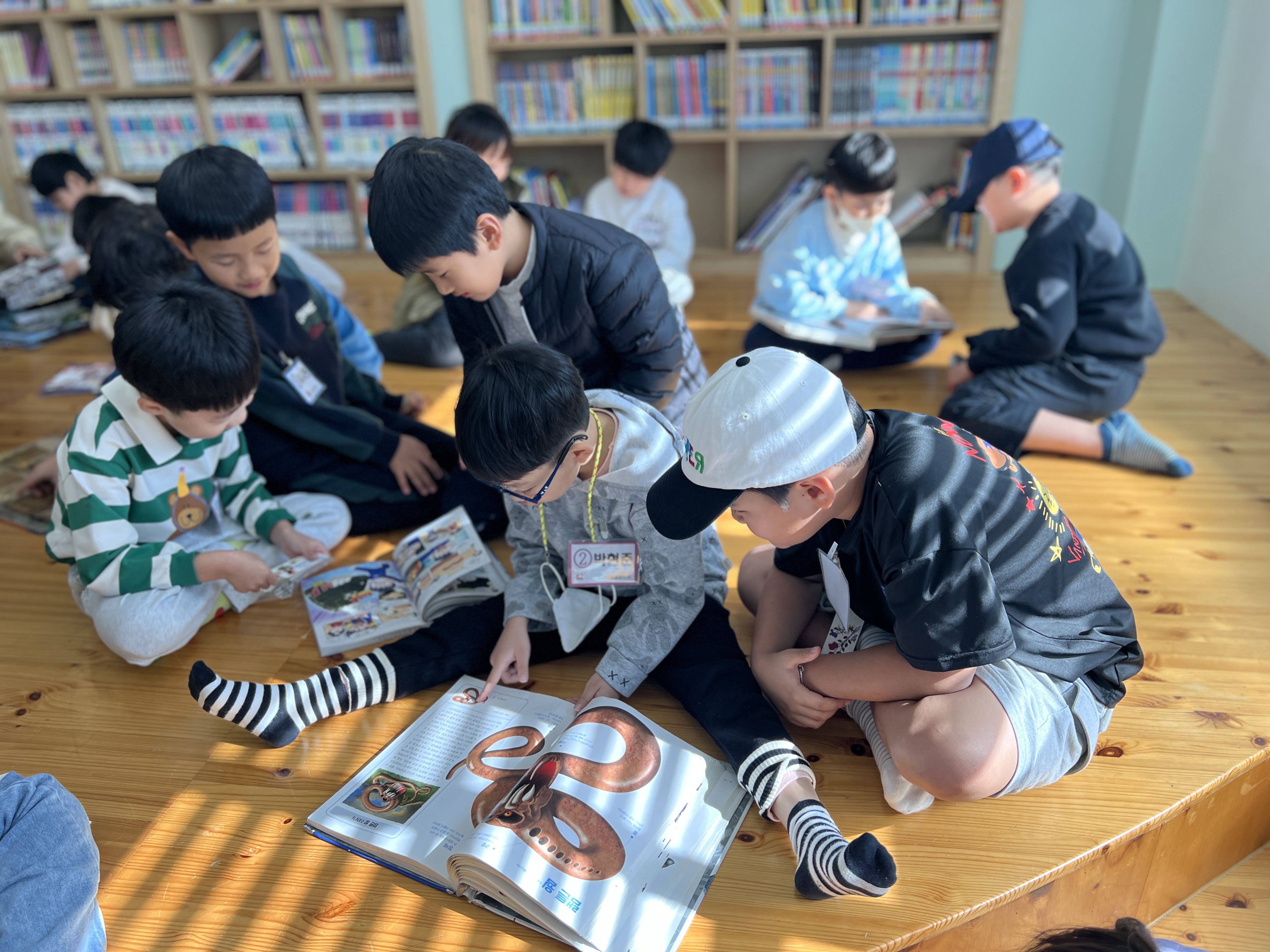 다운초 2학년과 유치원 유아들이 28일 함께 책을 읽으며 임무를 수행하고 있다 (2).jpg