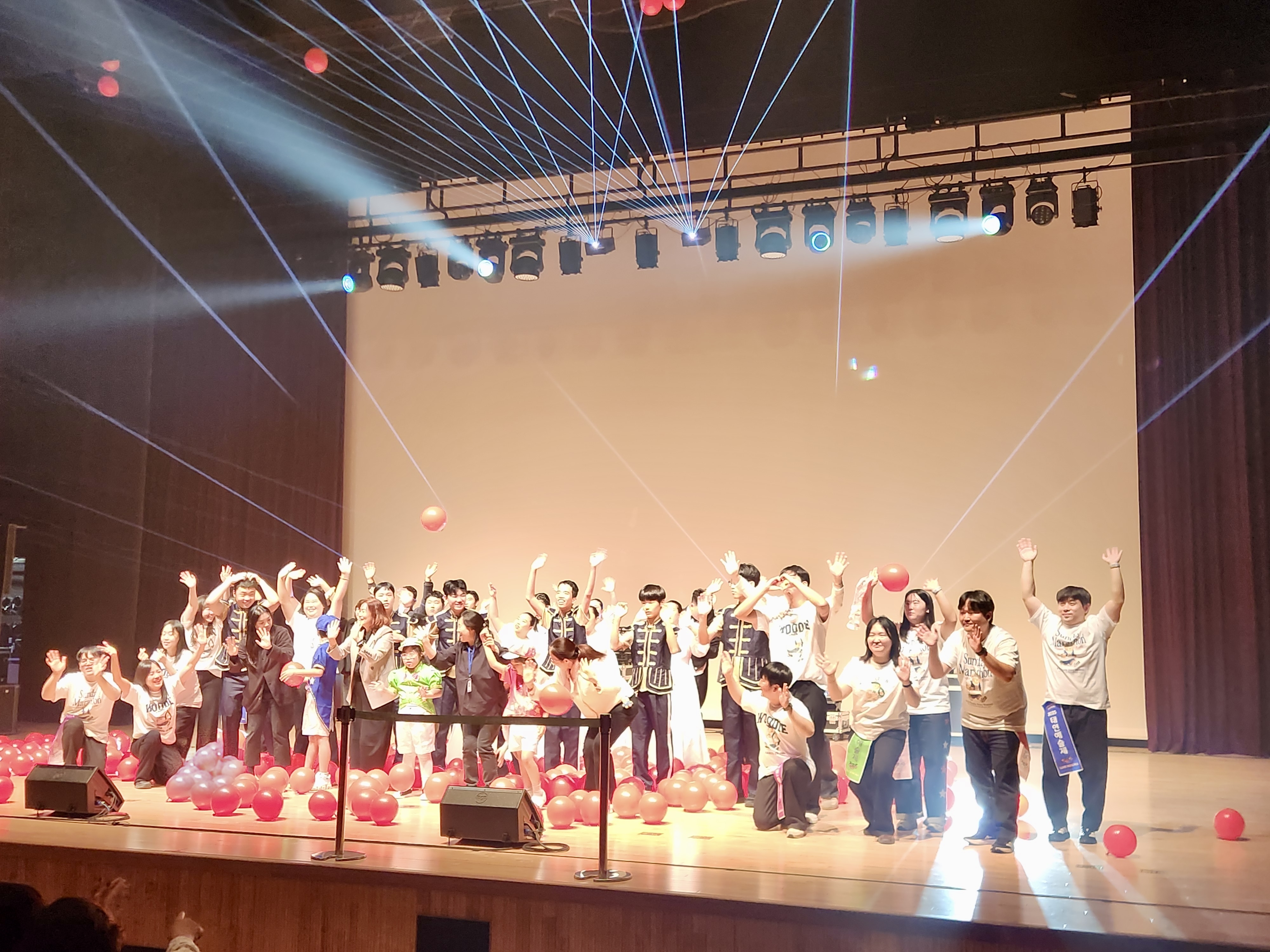 5. 태연학교 학생들이 12일 학생교육문화회관에서 공연을 하고있다 (1).jpeg